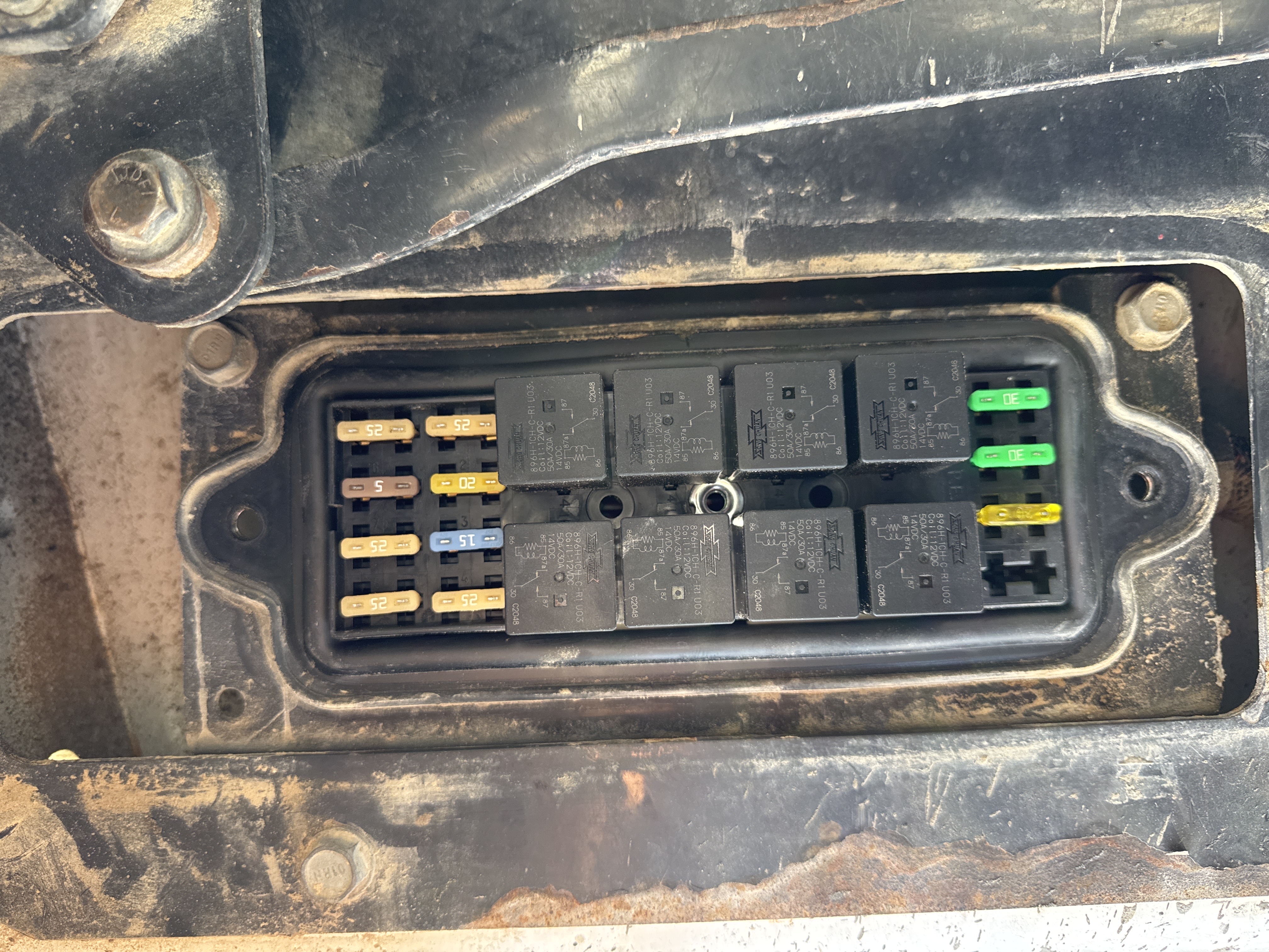 SSL-009-Bobcat-S510-skid-steer-loader-inspection-electronics-fuse-box-3