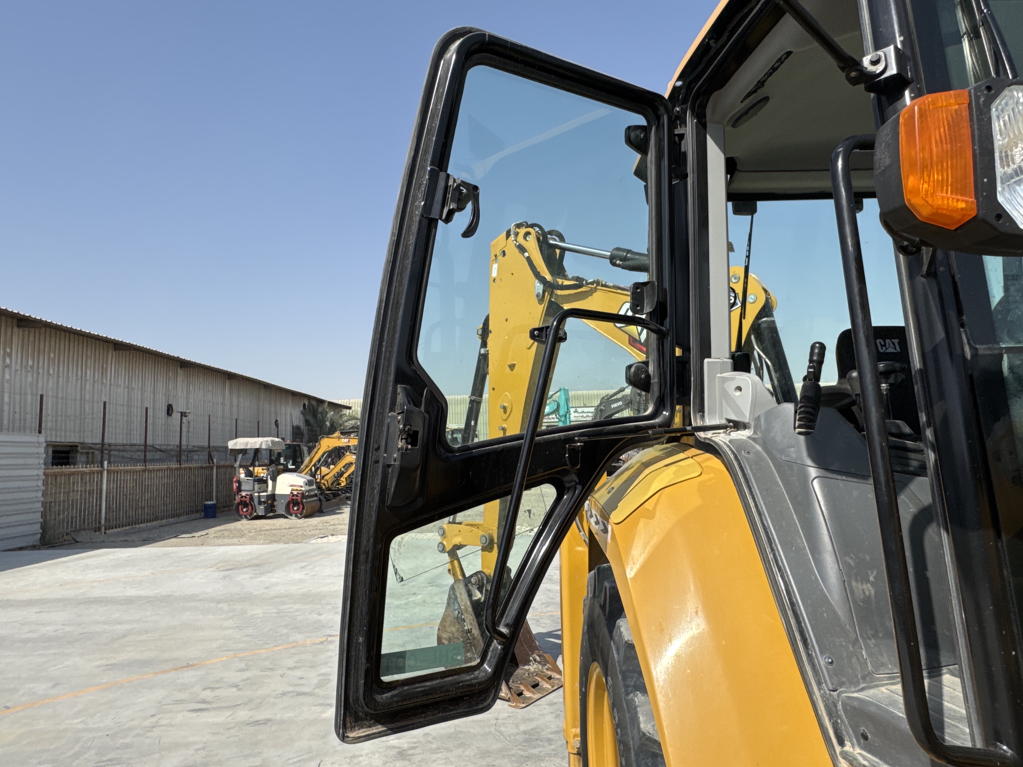 BHL-001-cat-426F2-backhoe-loader-inspection-structure-doors-4