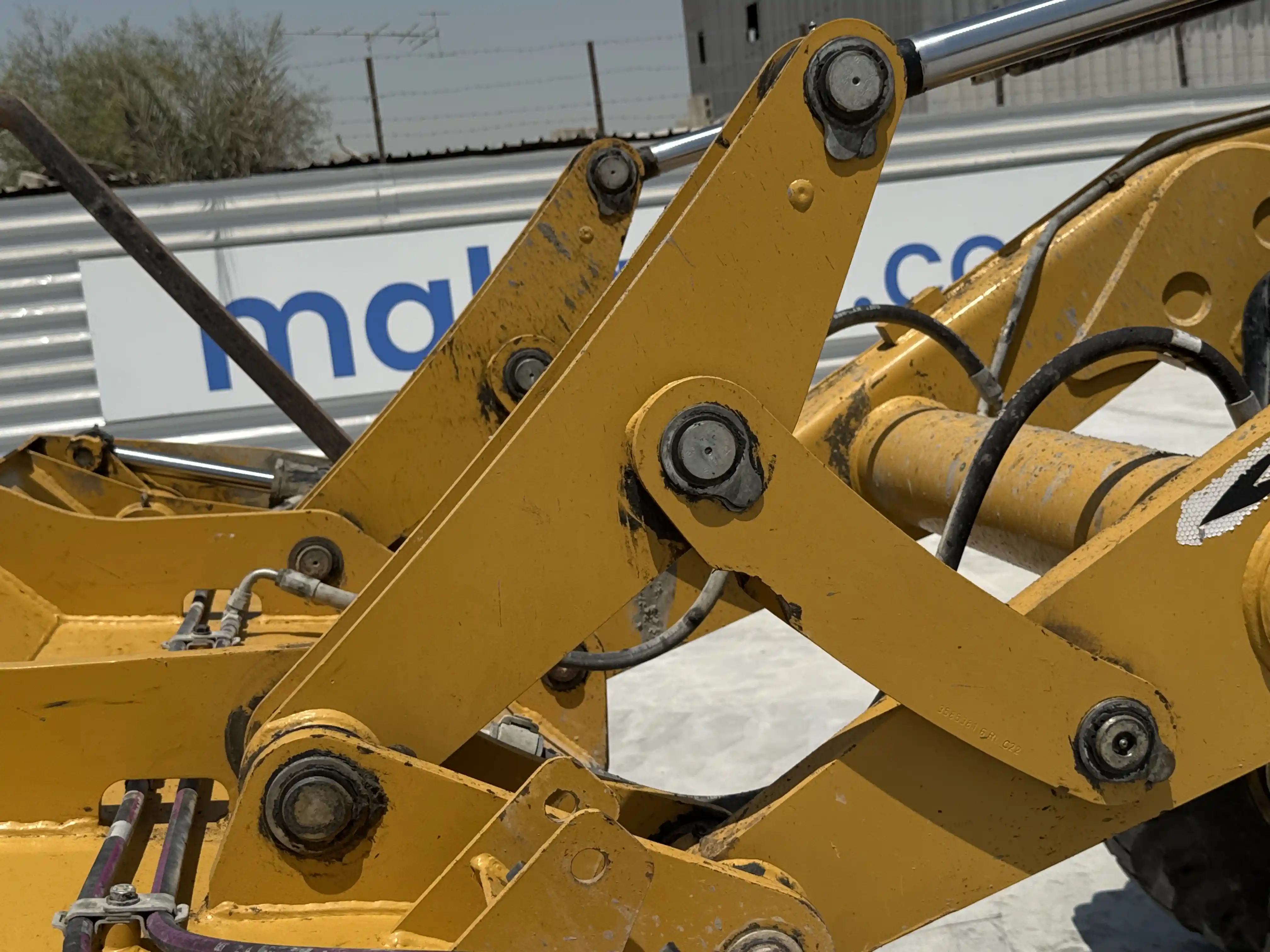 BHL-001-Cat-426F2-backhoe-loader-inspection-structure-bucket-links-2