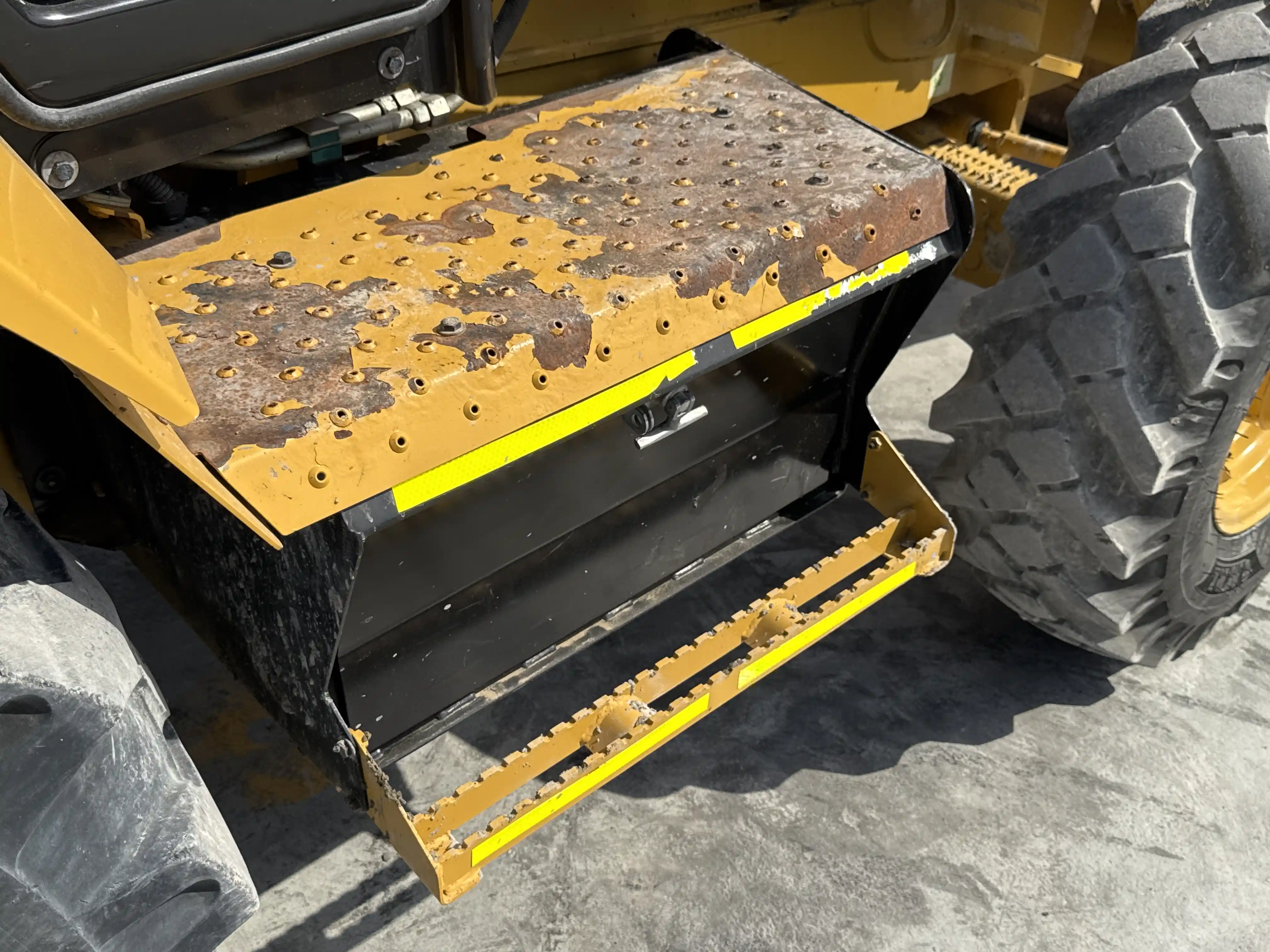 BHL-001-Cat-426F2-backhoe-loader-inspection-structure-steps-ladders-2