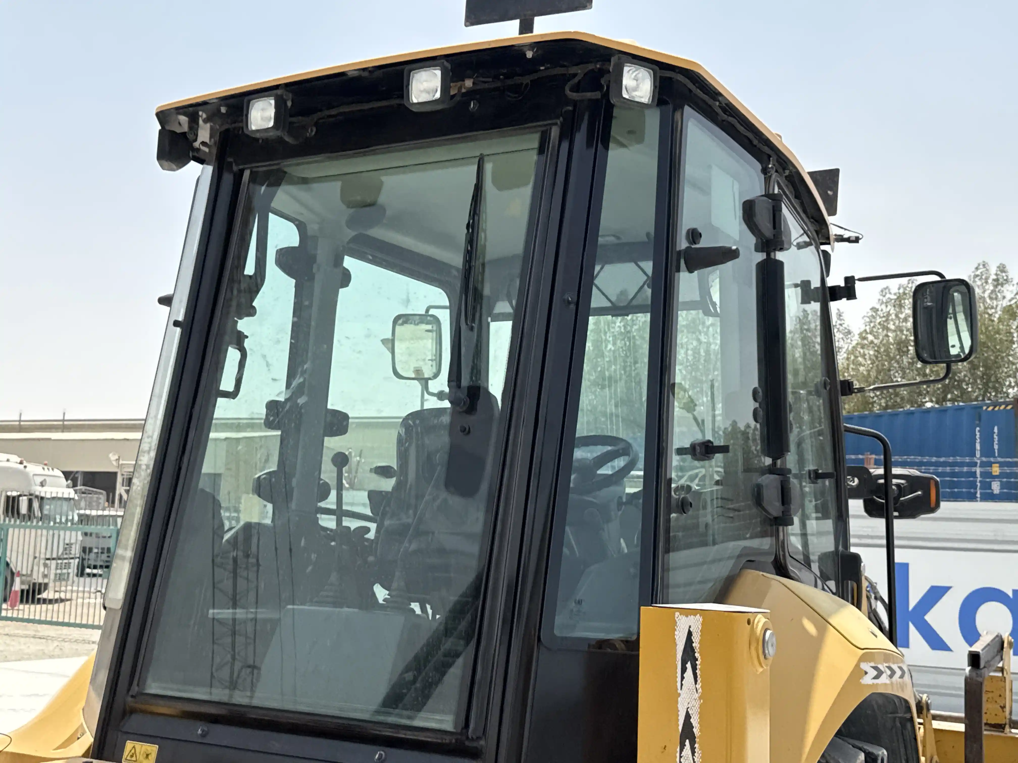 BHL-001-Cat-426F2-backhoe-loader-inspection-safety-glass-1