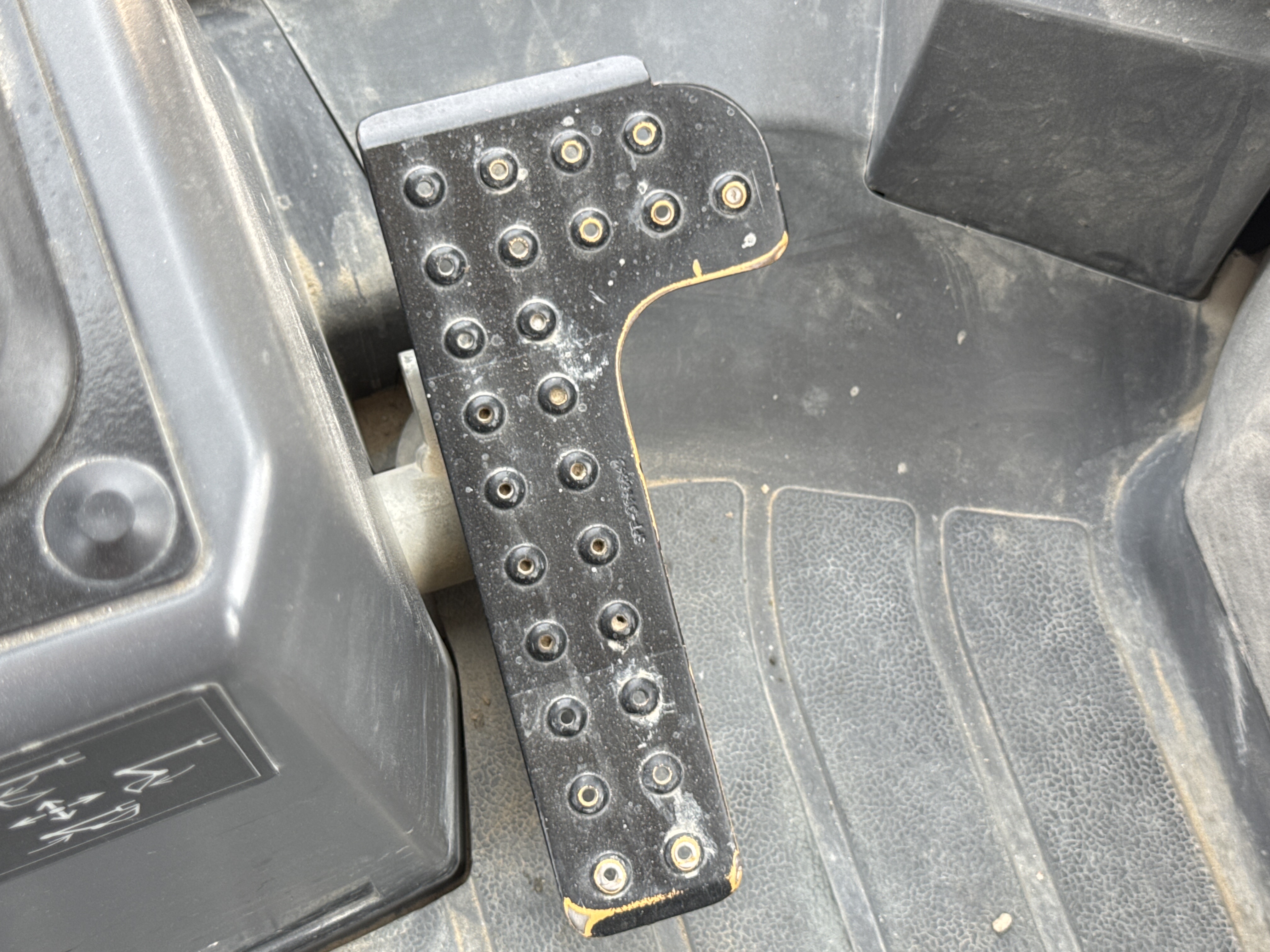 BHL-001-Cat-426F2-backhoe-loader-inspection-cabin-pedals-2