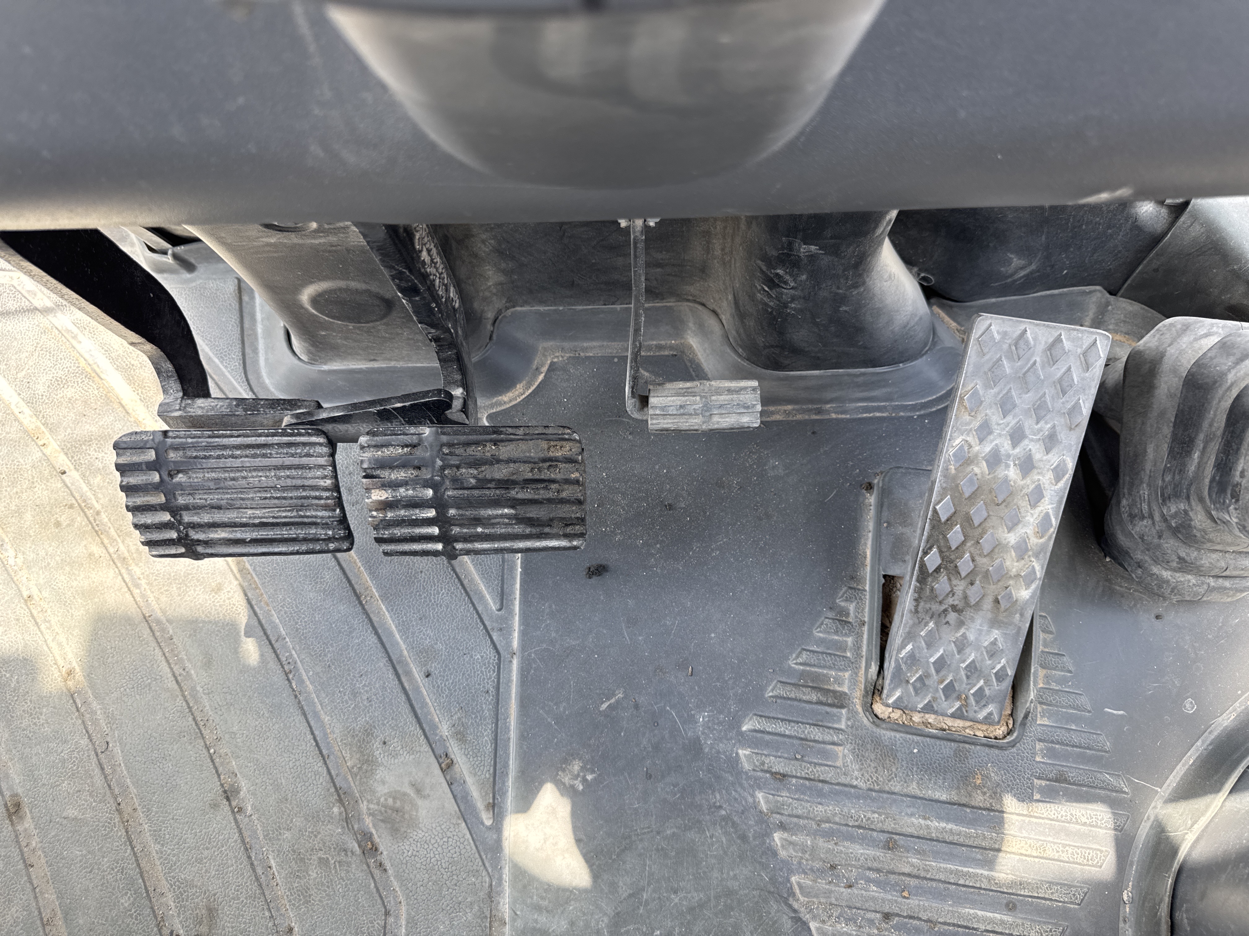 BHL-001-Cat-426F2-backhoe-loader-inspection-cabin-pedals-3