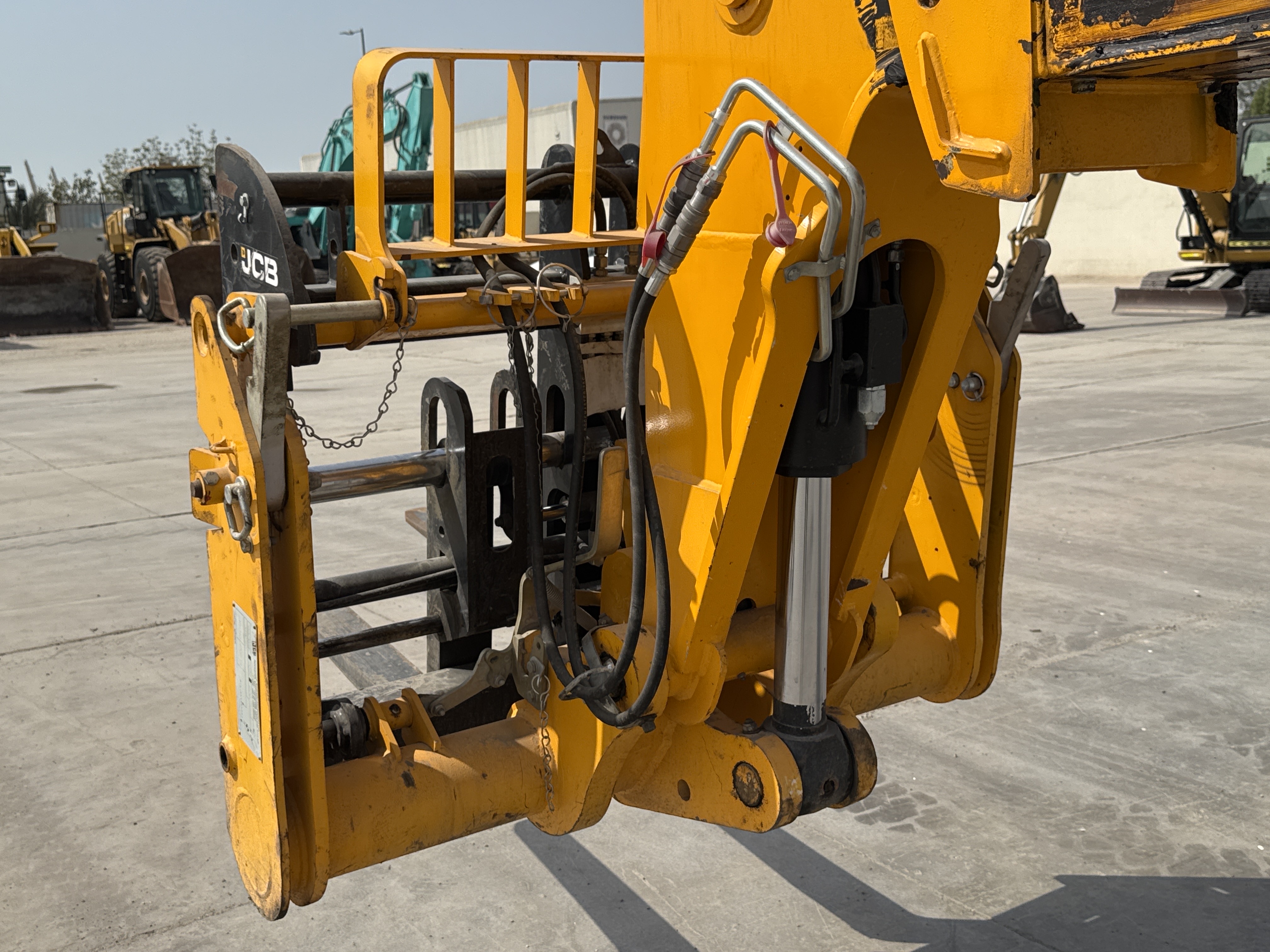 THM-001-JCB-540-170-telehandler-inspection-attachments-lifting-attachment-2