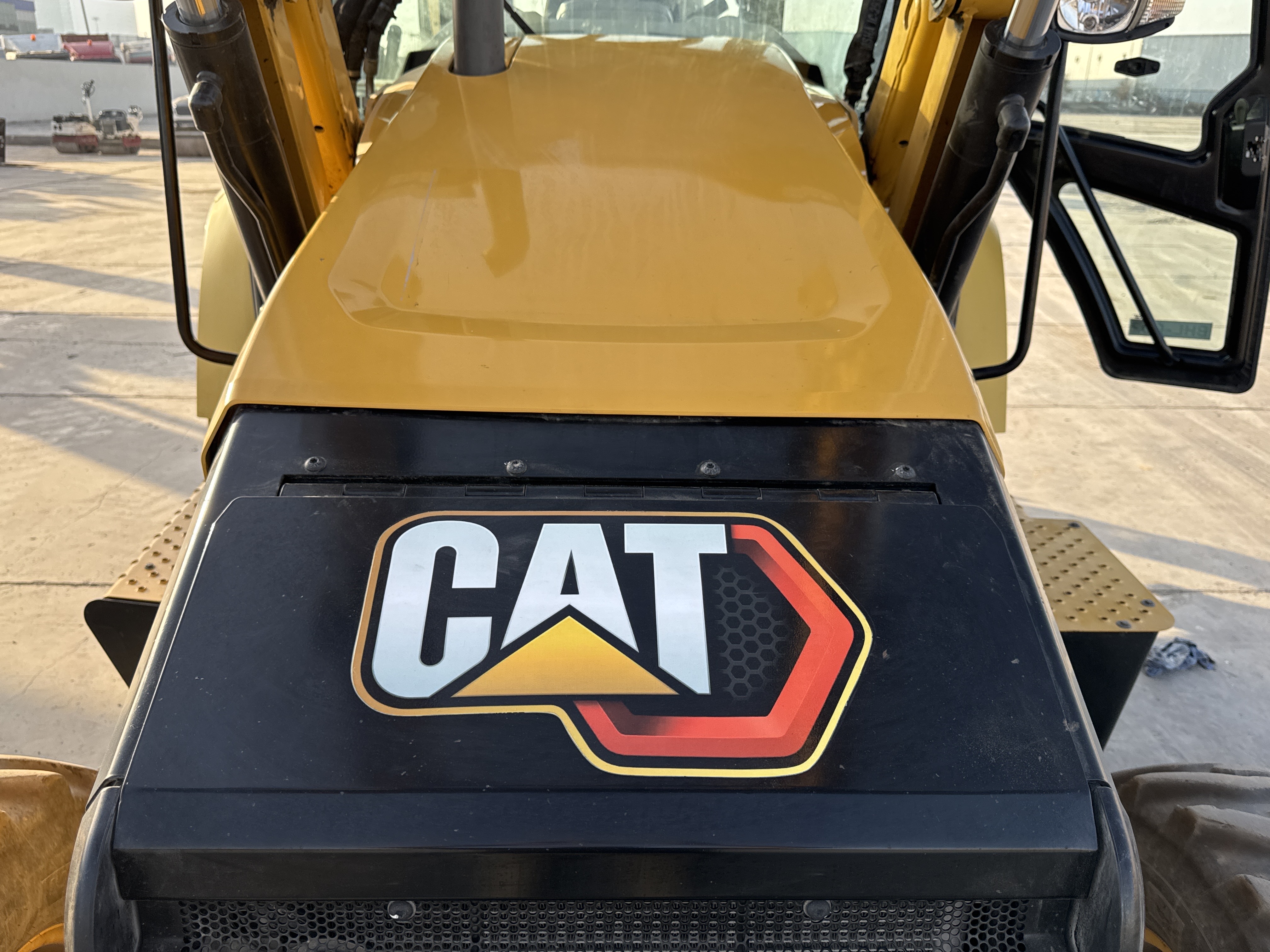 BHL-002- Cat-428-backhoe-loader-inspection-structure-sheet-metal-fiberglass-5