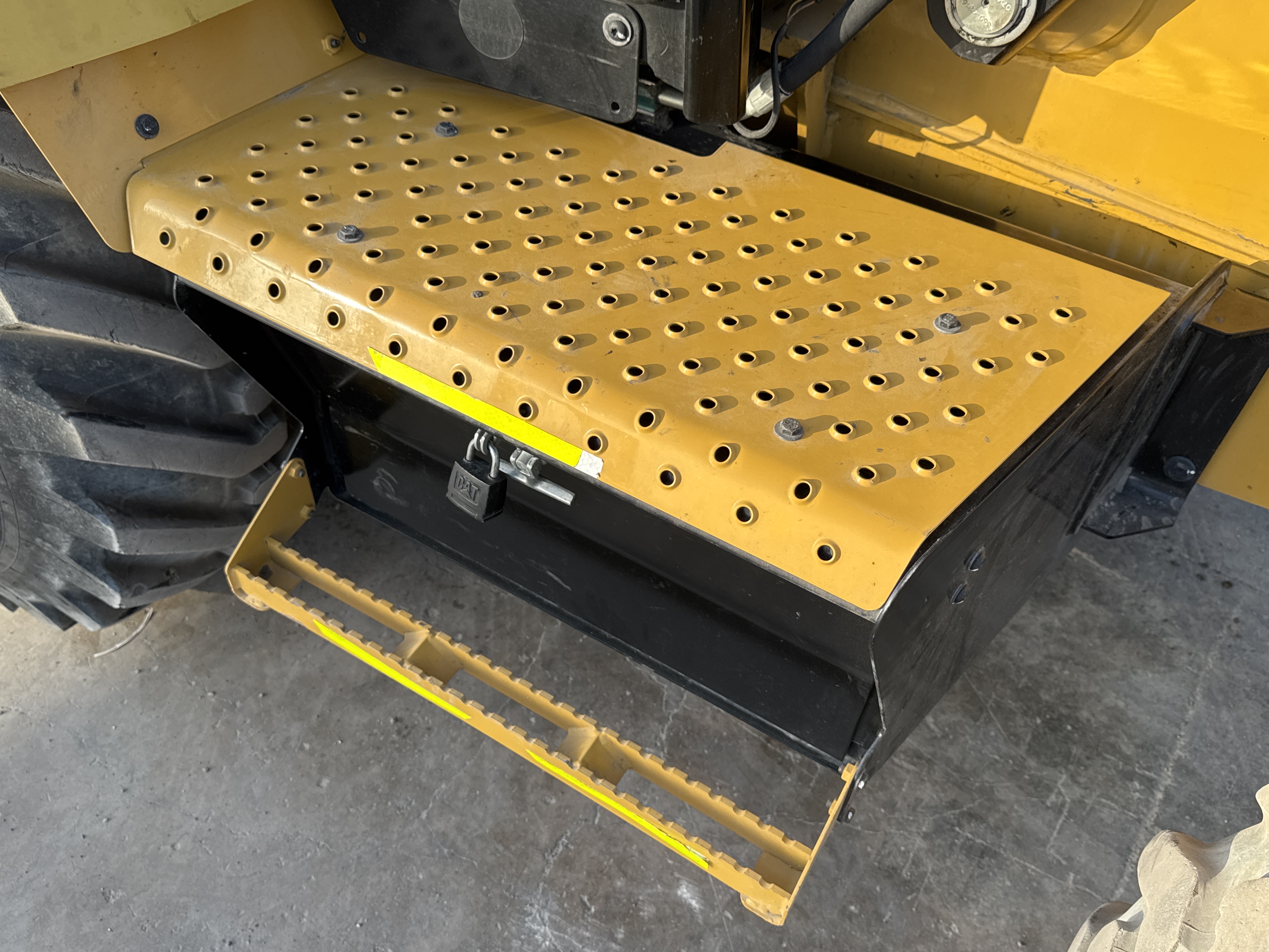 BHL-002- Cat-428-backhoe-loader-inspection-structure-steps-ladders-3