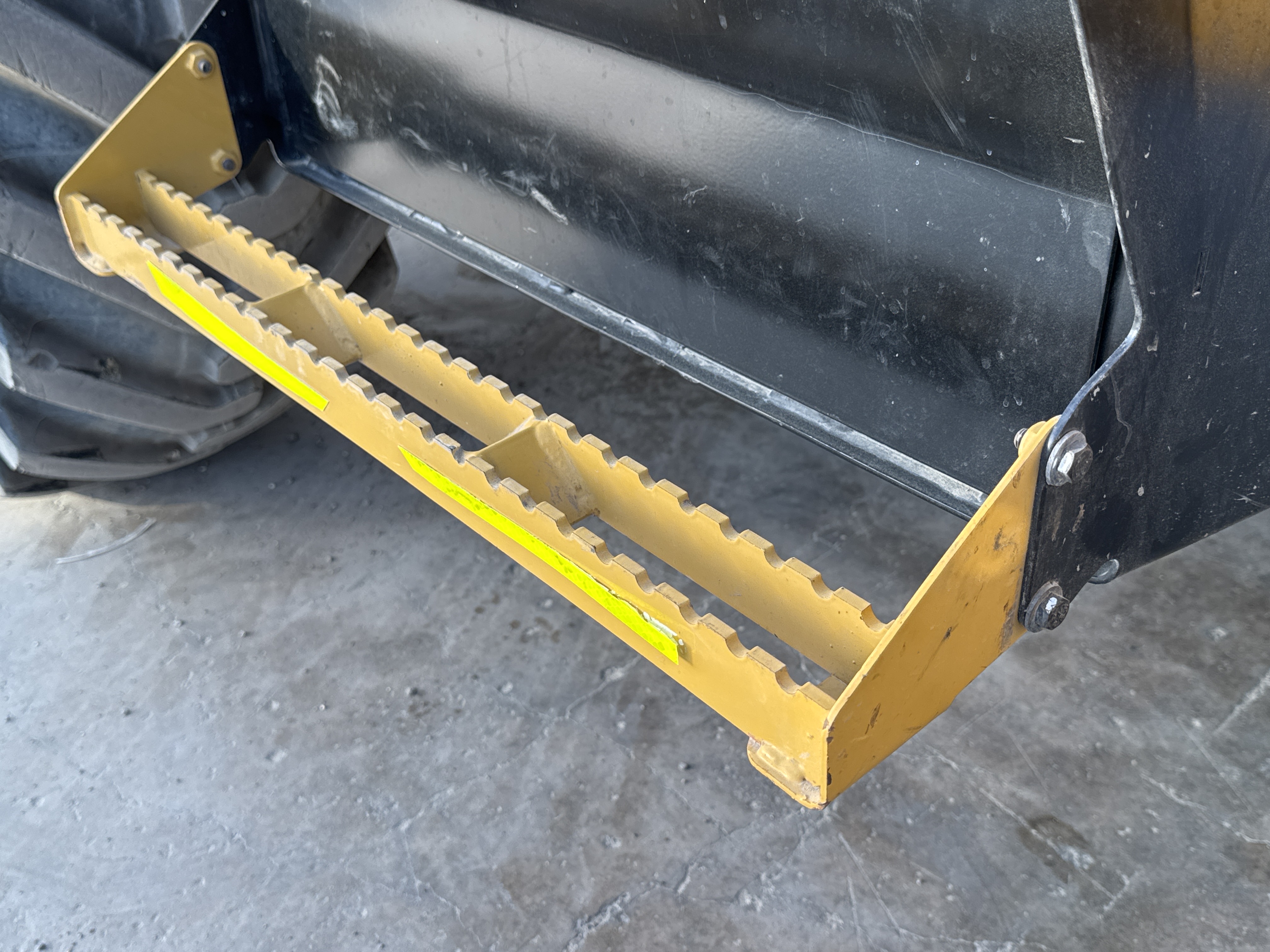 BHL-002- Cat-428-backhoe-loader-inspection-structure-steps-ladders-4