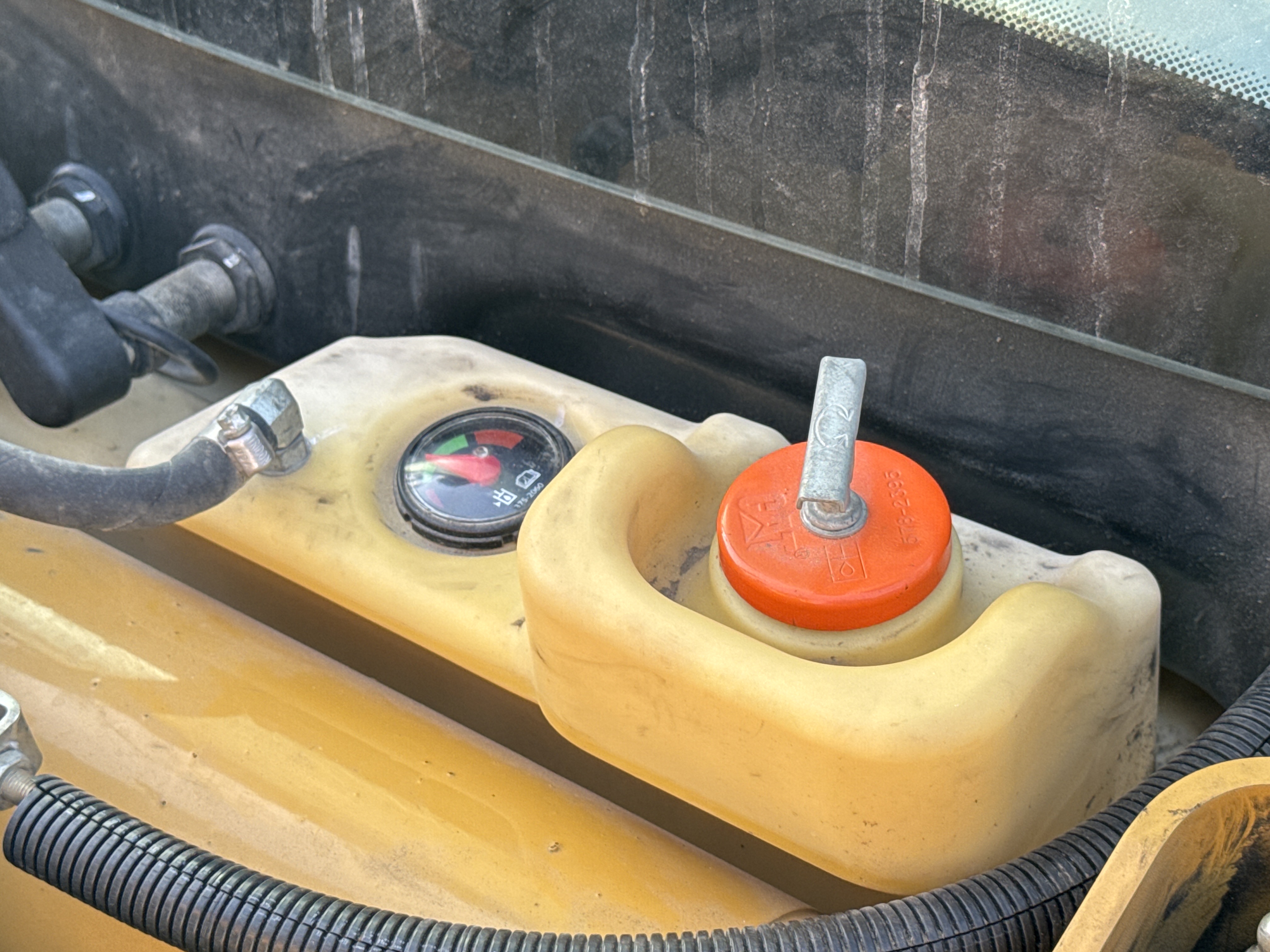 BHL-002- Cat-428-backhoe-loader-inspection-hydraulics-hydraulic-tank-1