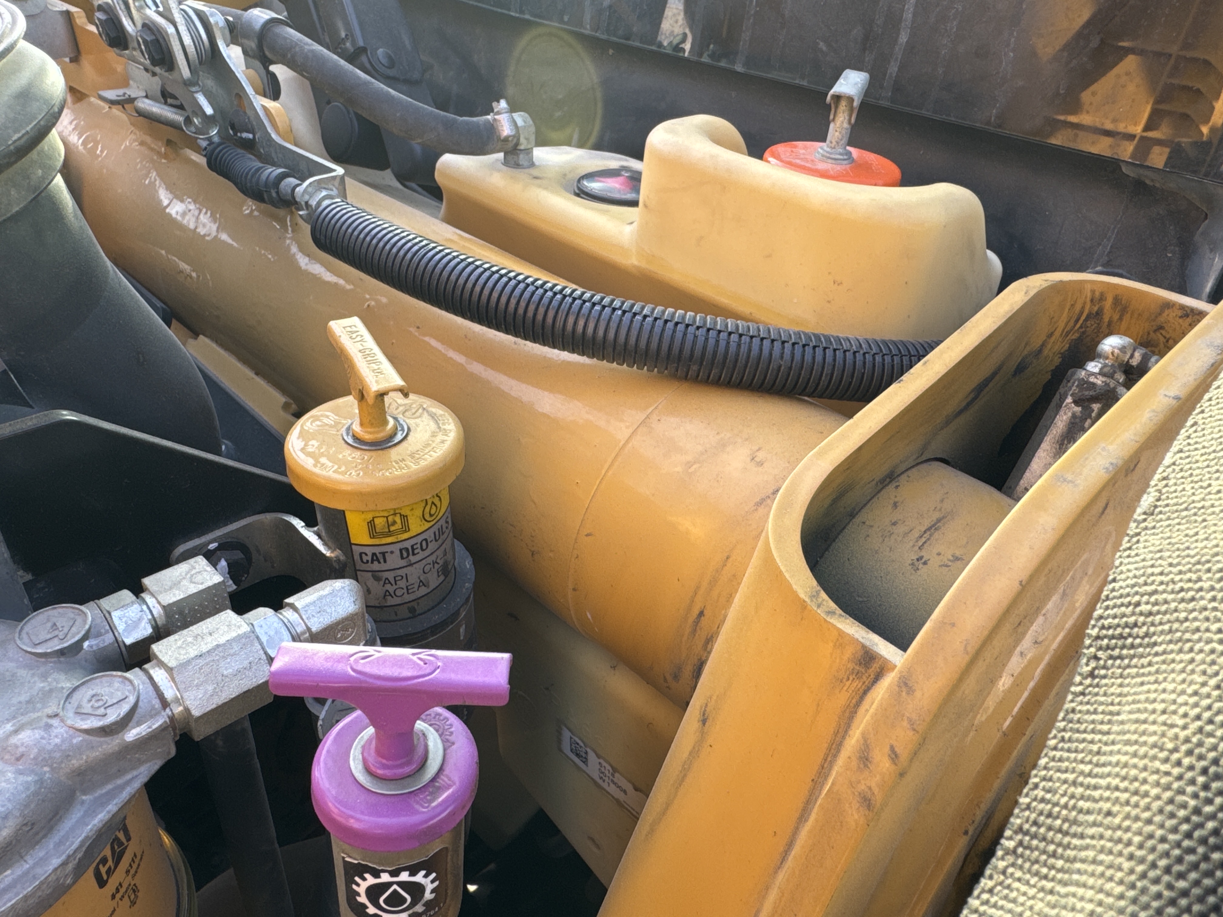 BHL-002-Cat-428-backhoe-loader-inspection-hydraulics-hydraulic-tank-2