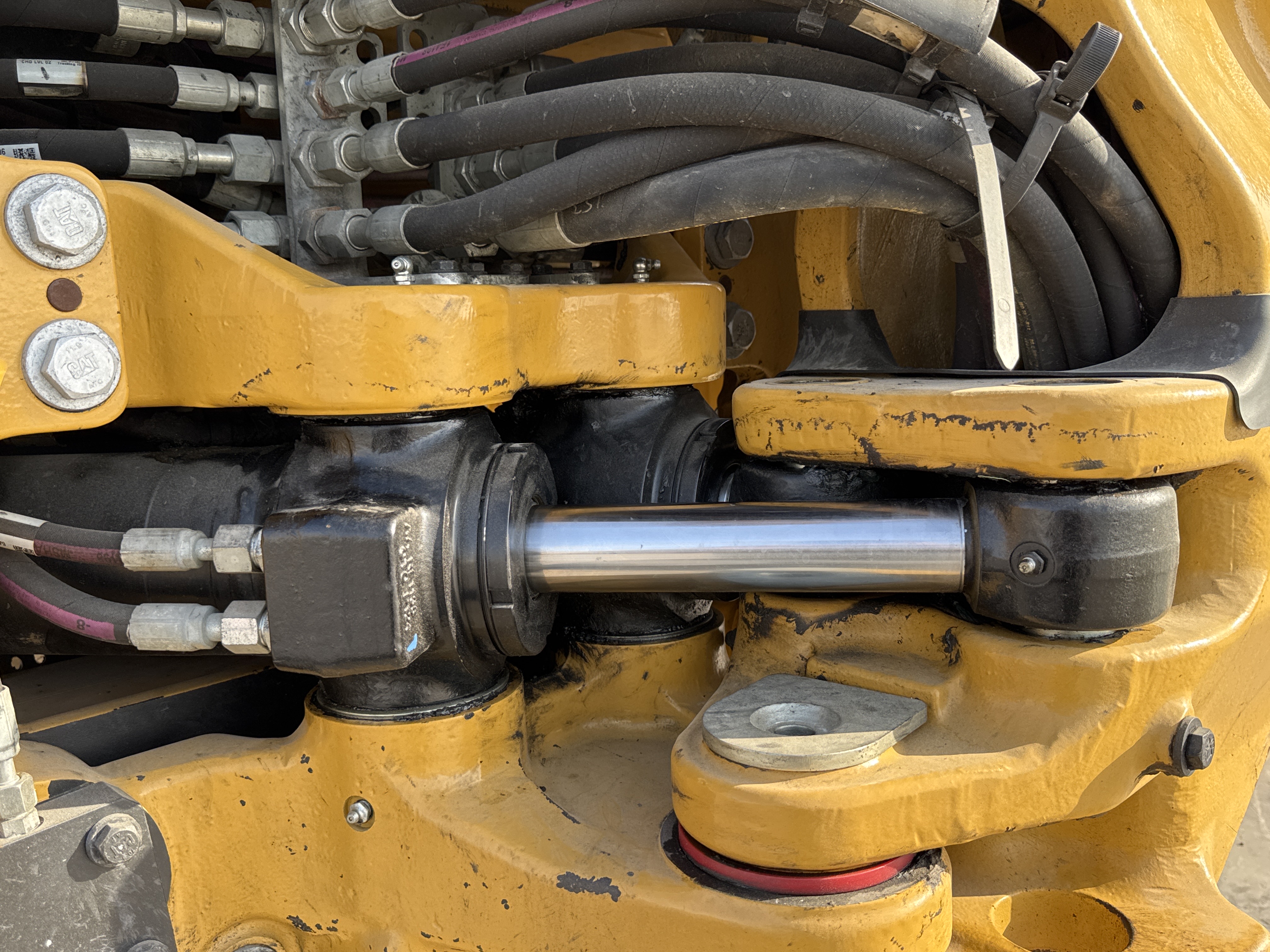 BHL-002- Cat-428-backhoe-loader-inspection-hydraulics-swing-cylinder-1