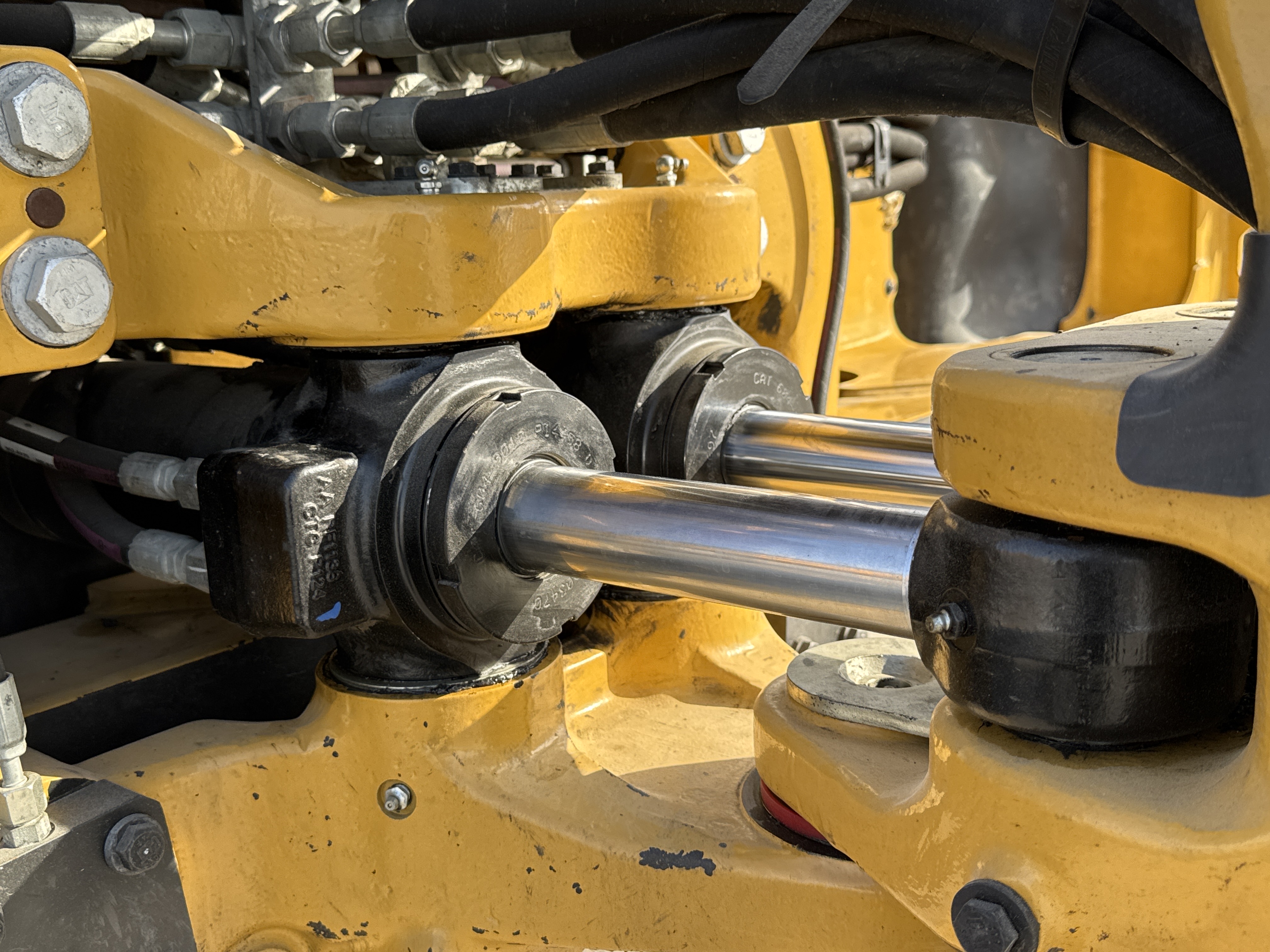 BHL-002- Cat-428-backhoe-loader-inspection-hydraulics-swing-cylinder-2