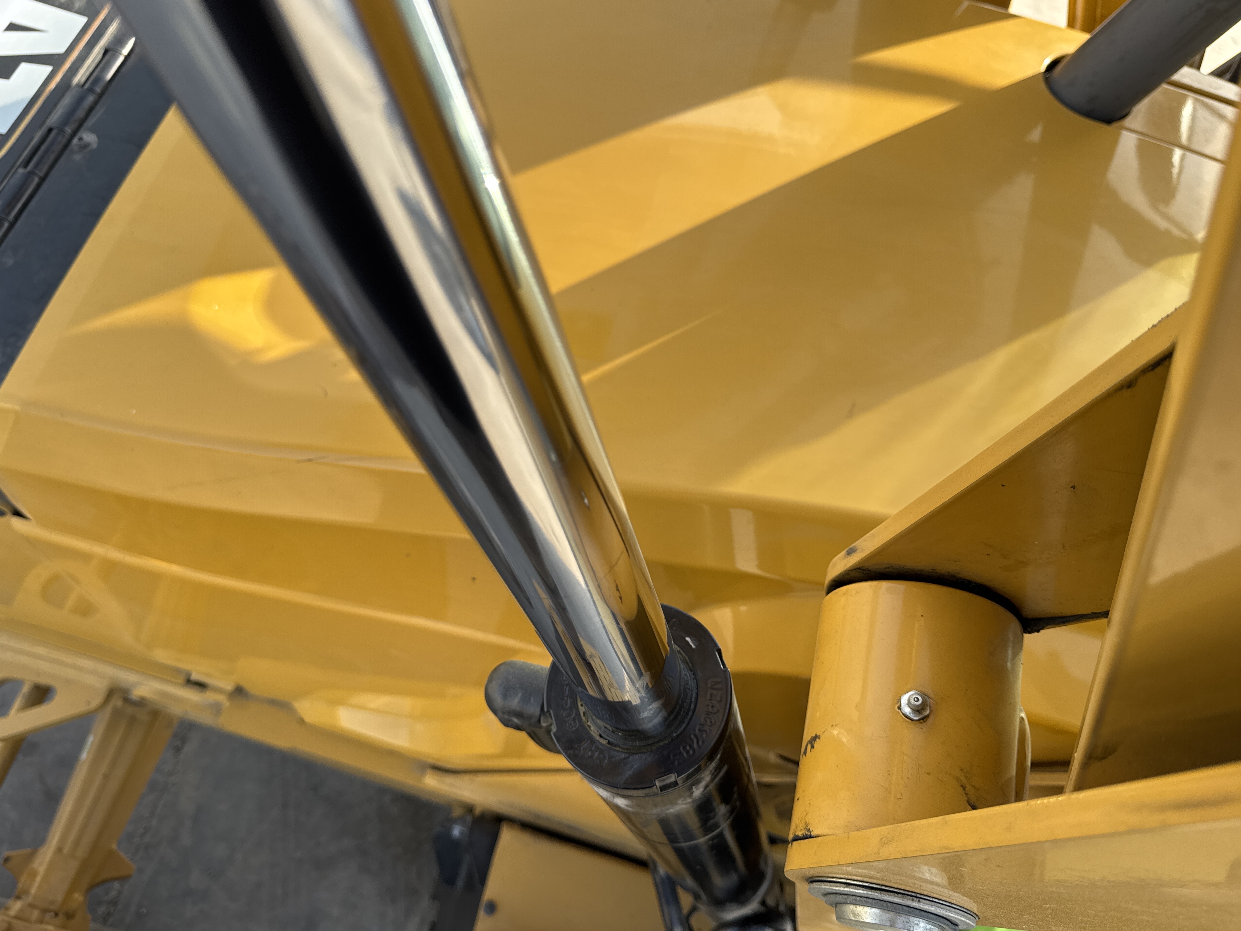 BHL-002- Cat-428-backhoe-loader-inspection-hydraulics-loader-lift-cylinder-3