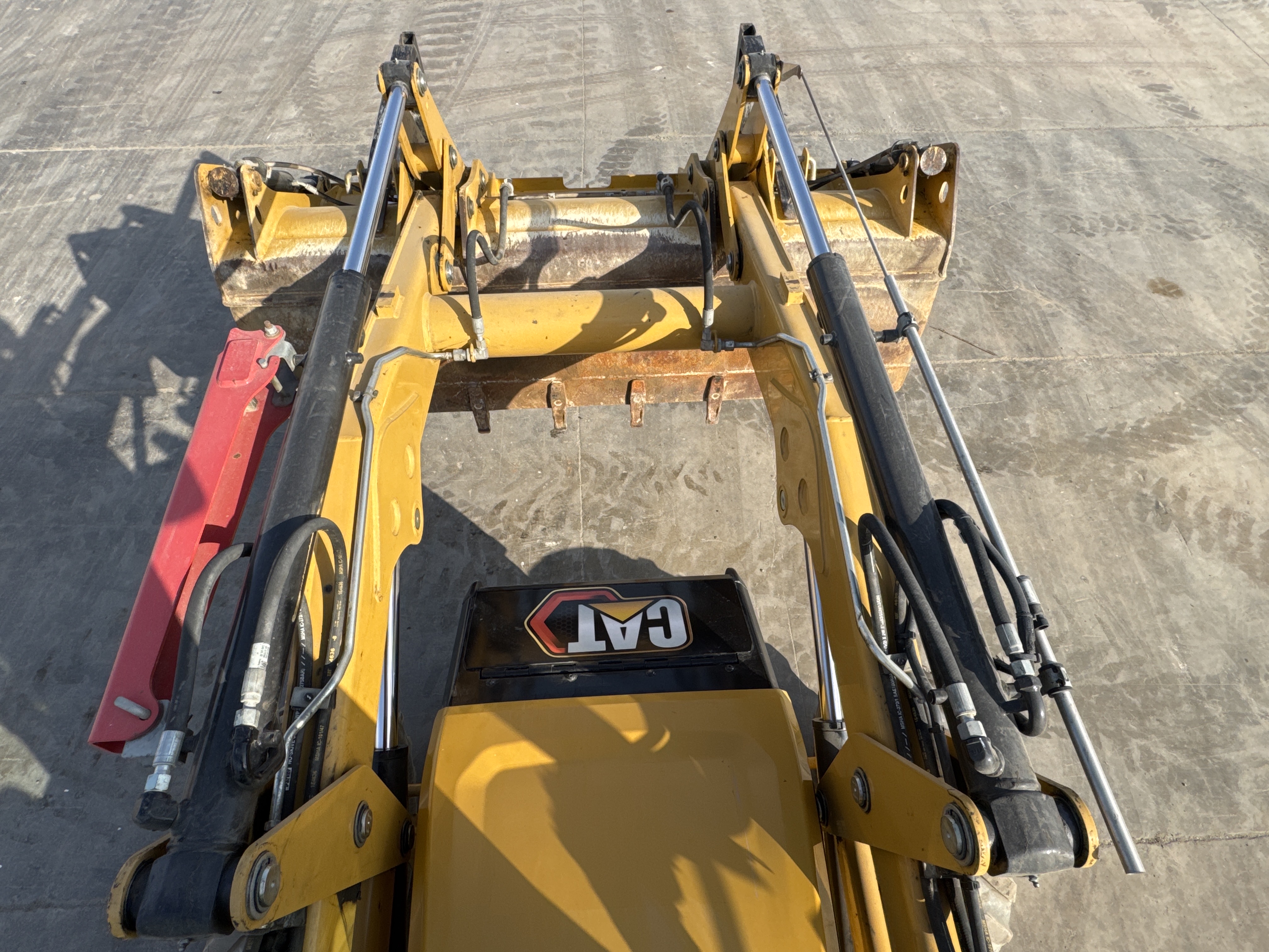 BHL-002- Cat-428-backhoe-loader-inspection-hydraulics-bucket-tilt-cylinders-1