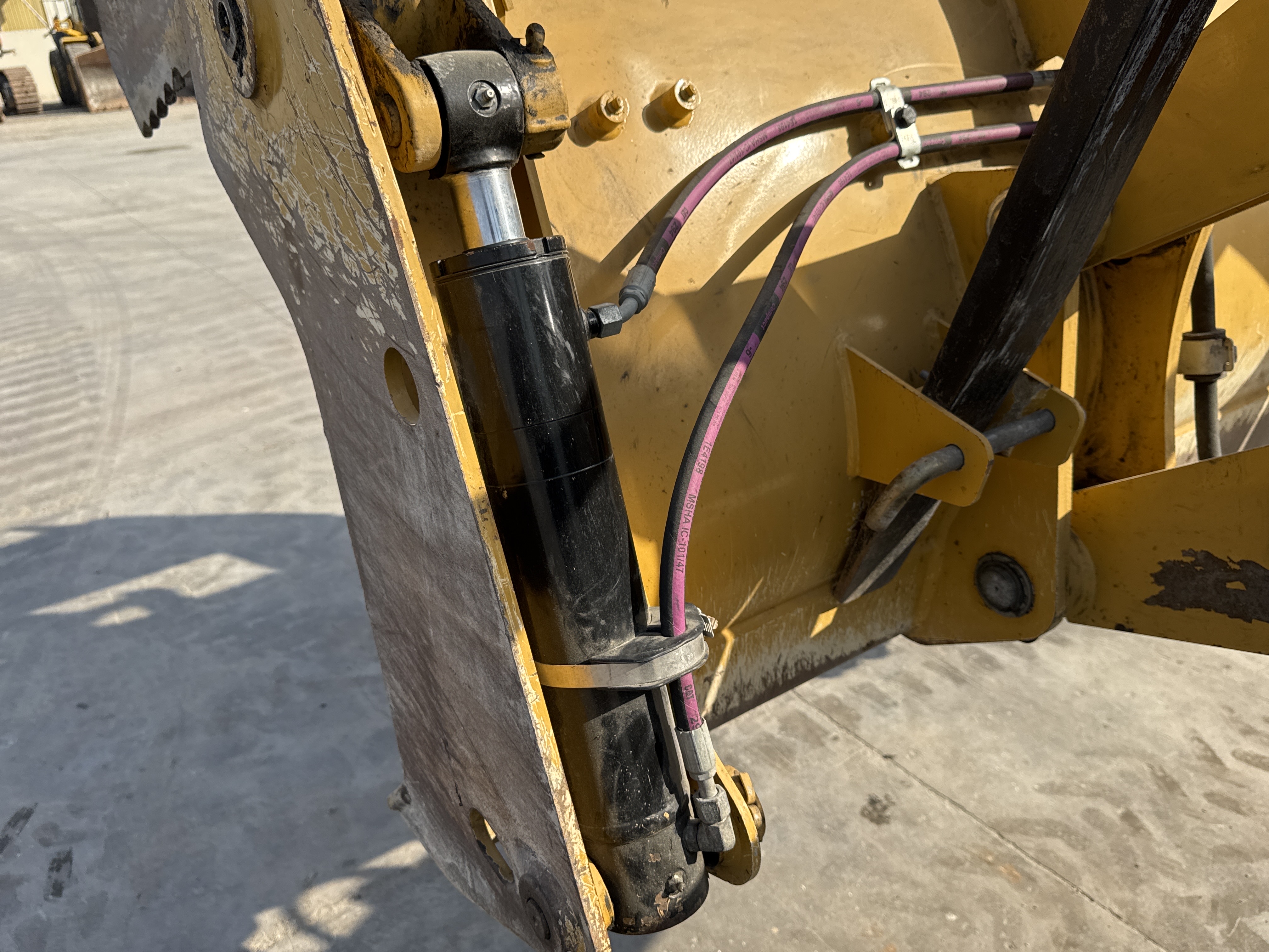 BHL-002- Cat-428-backhoe-loader-inspection-hydraulics-4-in-1-bucket-cylinders-3