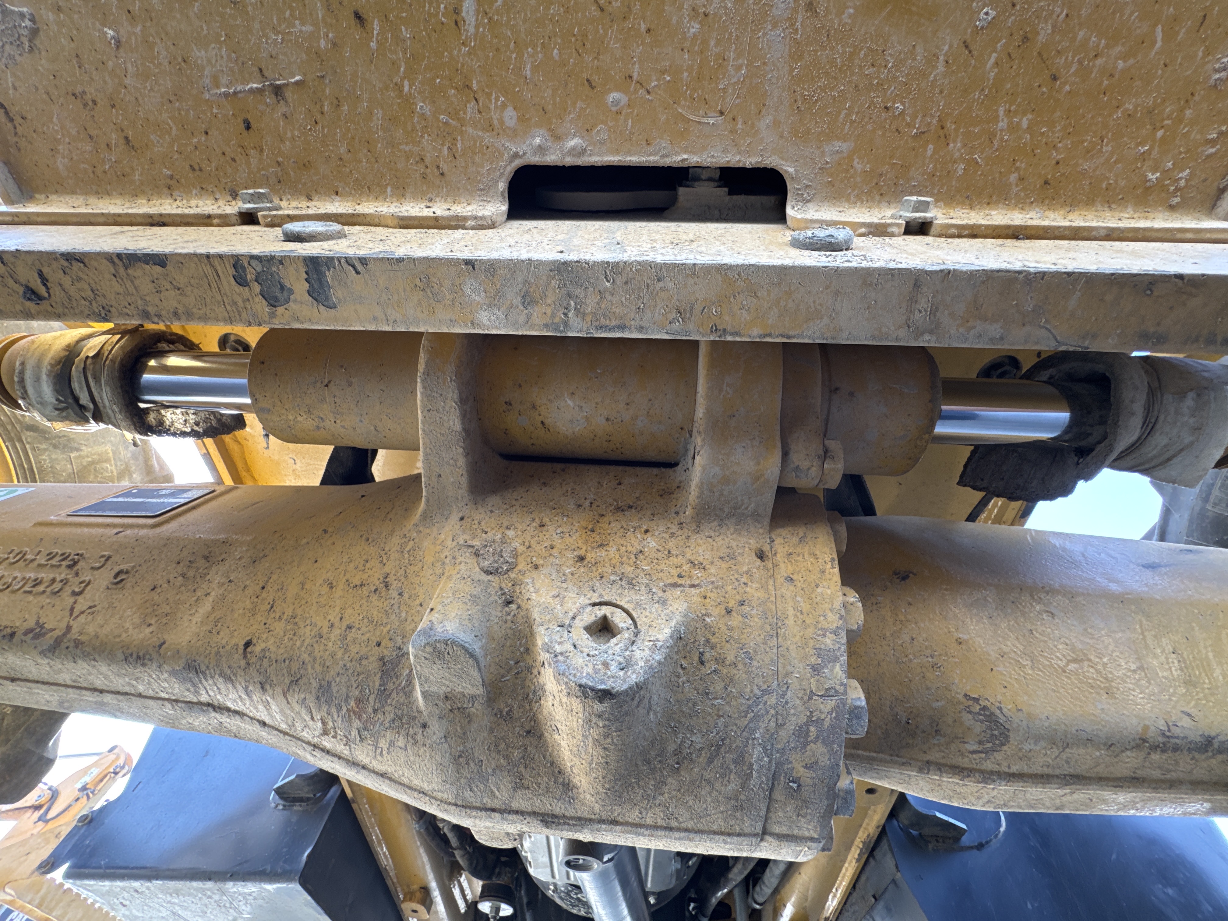BHL-002- Cat-428-backhoe-loader-inspection-hydraulics-steering-cylinders-1