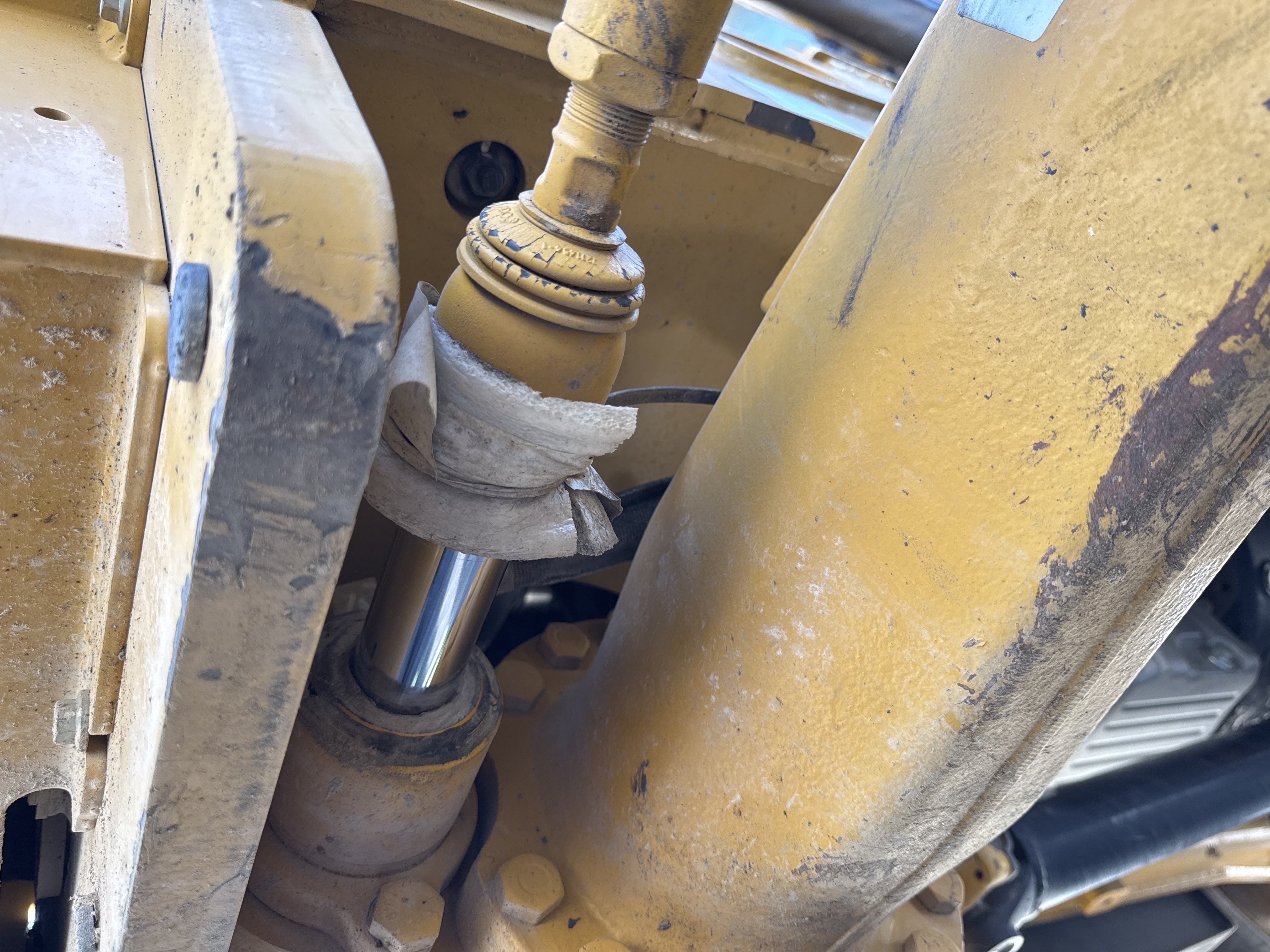 BHL-002- Cat-428-backhoe-loader-inspection-hydraulics-steering-cylinders-2
