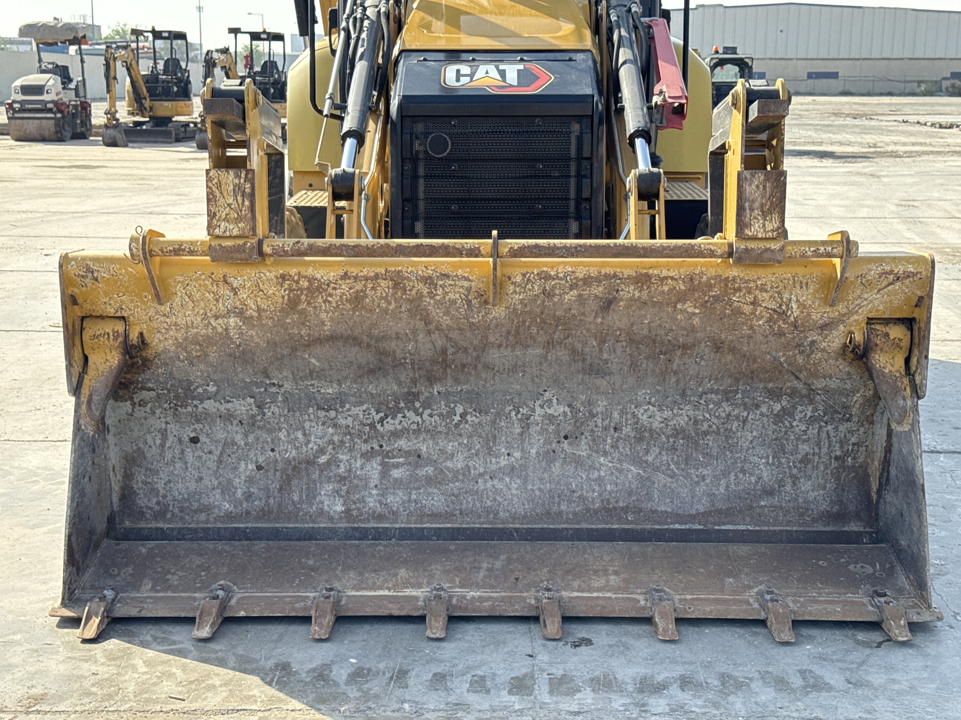BHL-002- Cat-428-backhoe-loader-inspection-attachments-loader-bucket-condition-1