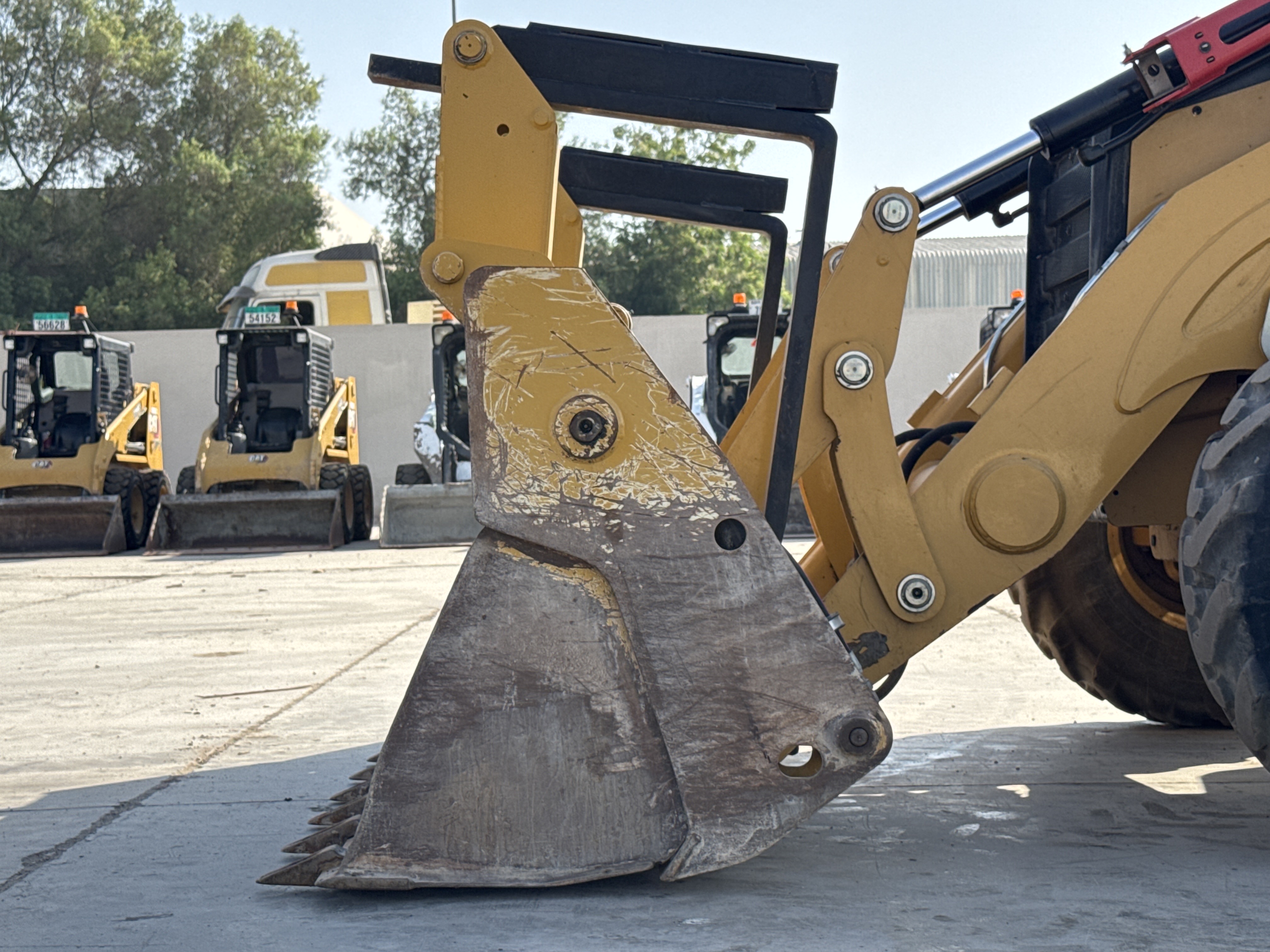 BHL-002- Cat-428-backhoe-loader-inspection-attachments-loader-bucket-condition-2