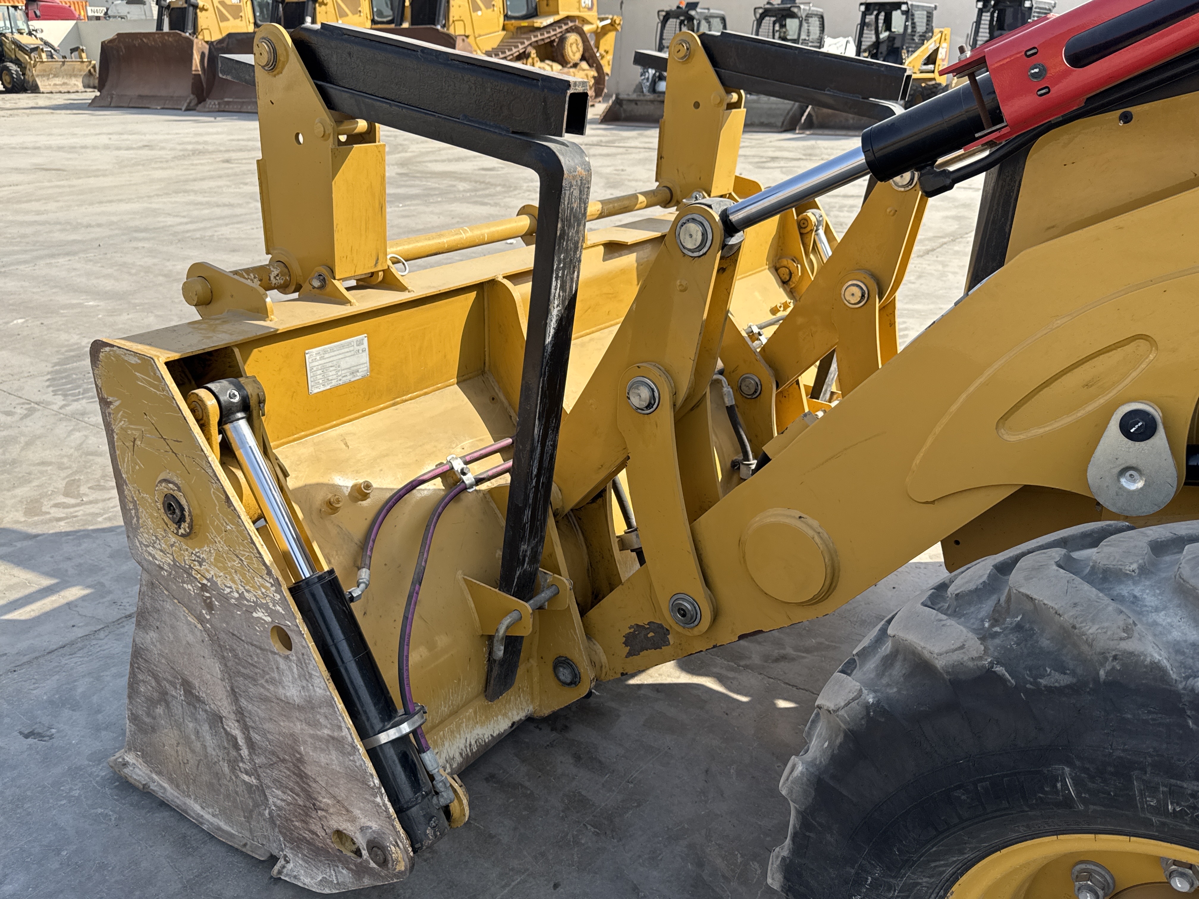 BHL-002- Cat-428-backhoe-loader-inspection-attachments-loader-bucket-condition-3