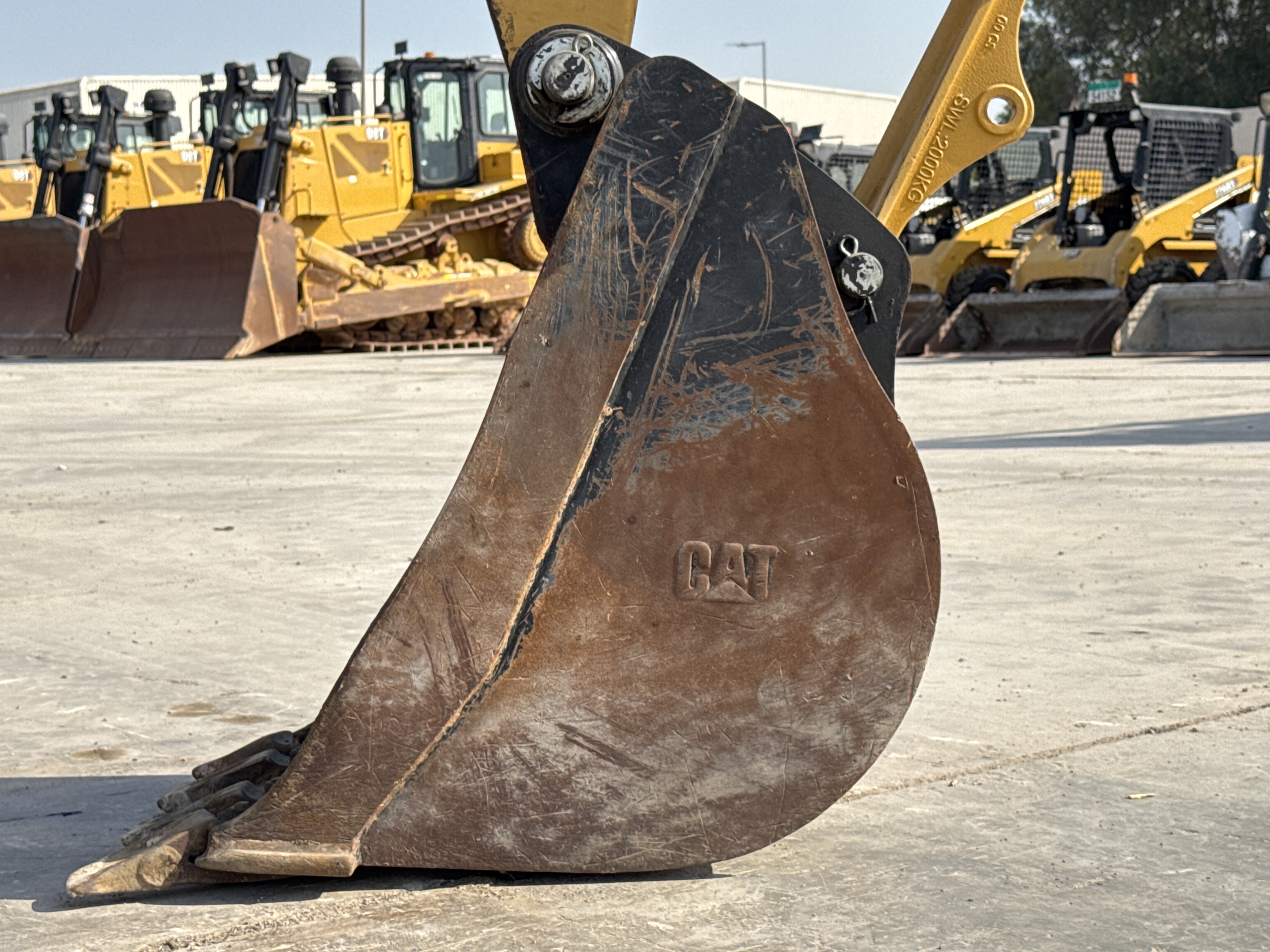 BHL-002- Cat-428-backhoe-loader-inspection-attachments-backhoe-bucket-2