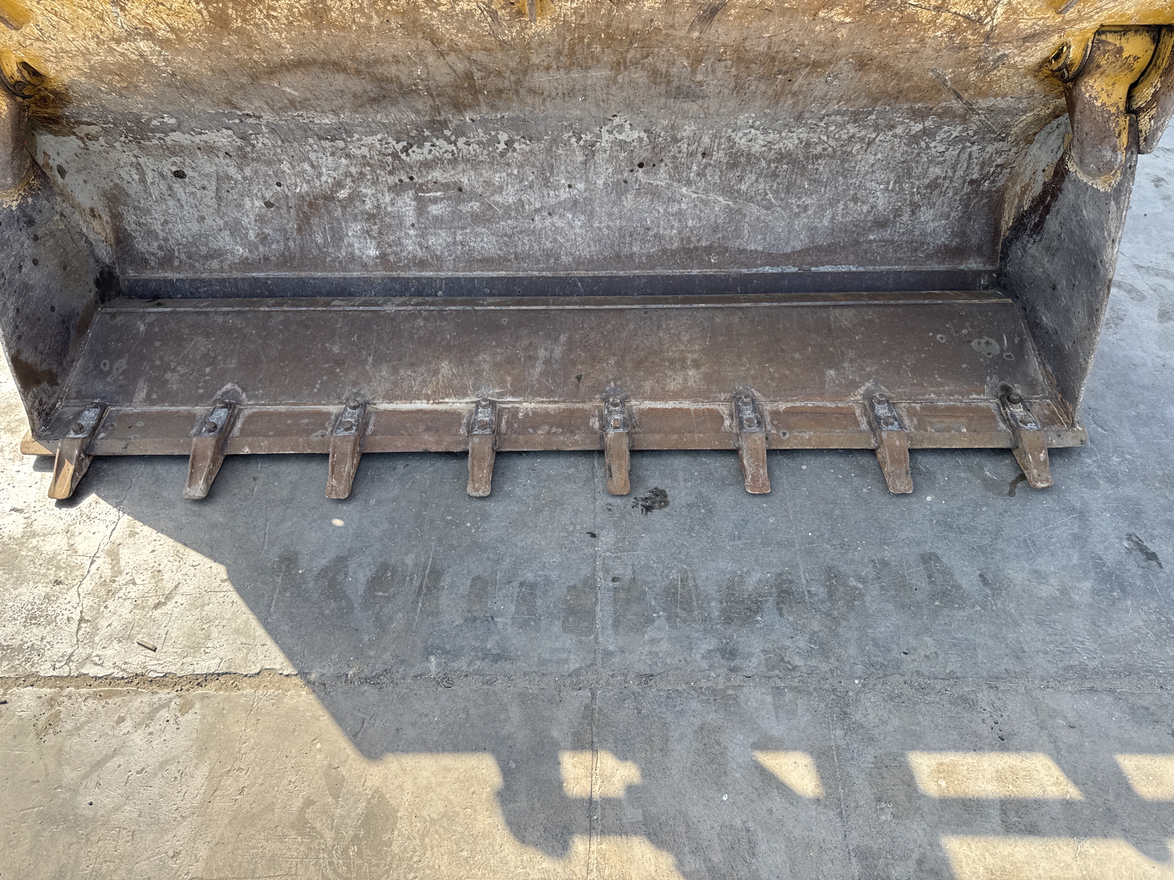 BHL-002- Cat-428-backhoe-loader-inspection-attachments-loader-bucket-cutting-edge-teeth-1