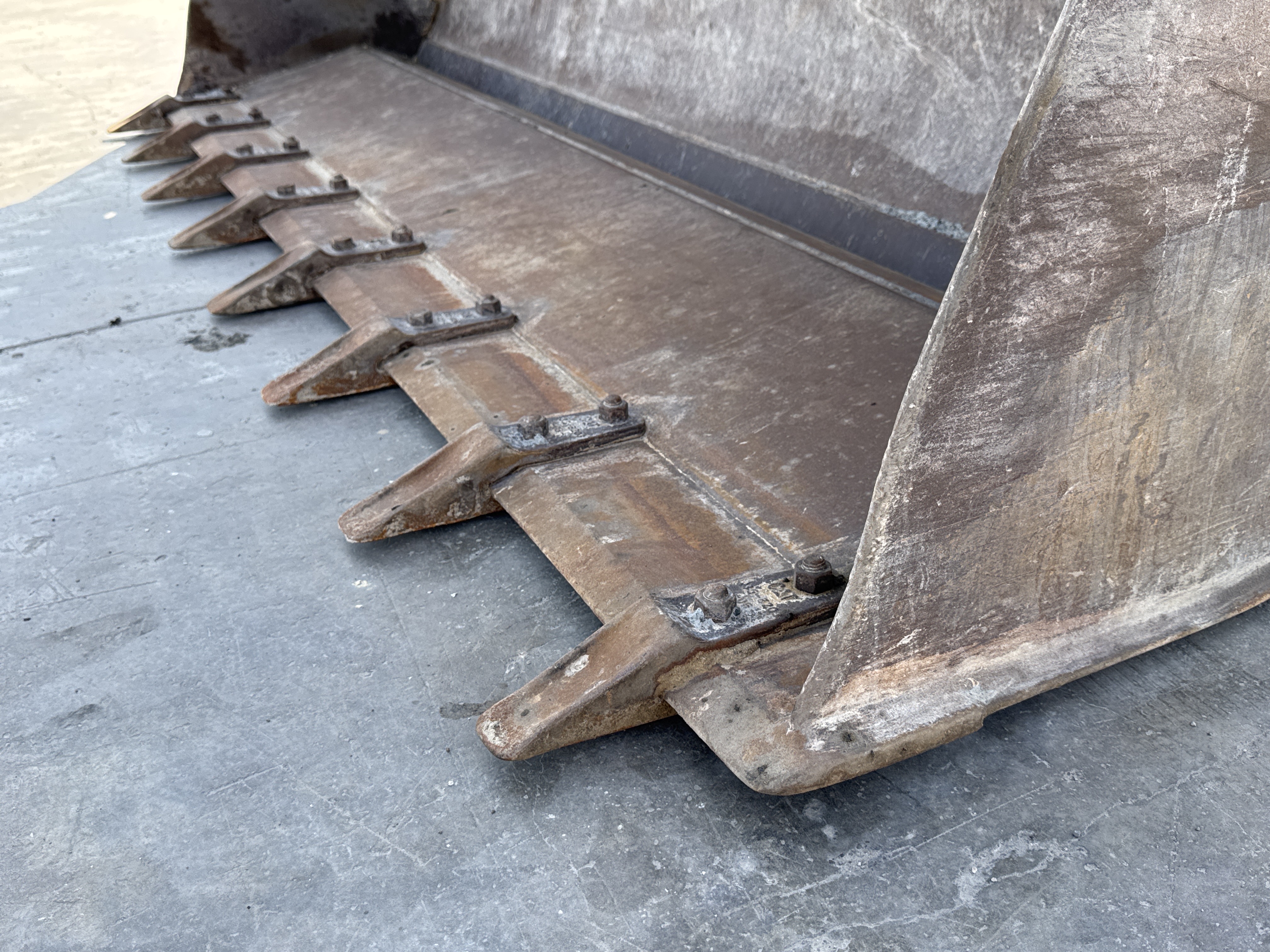 BHL-002- Cat-428-backhoe-loader-inspection-attachments-loader-bucket-cutting-edge-teeth-2