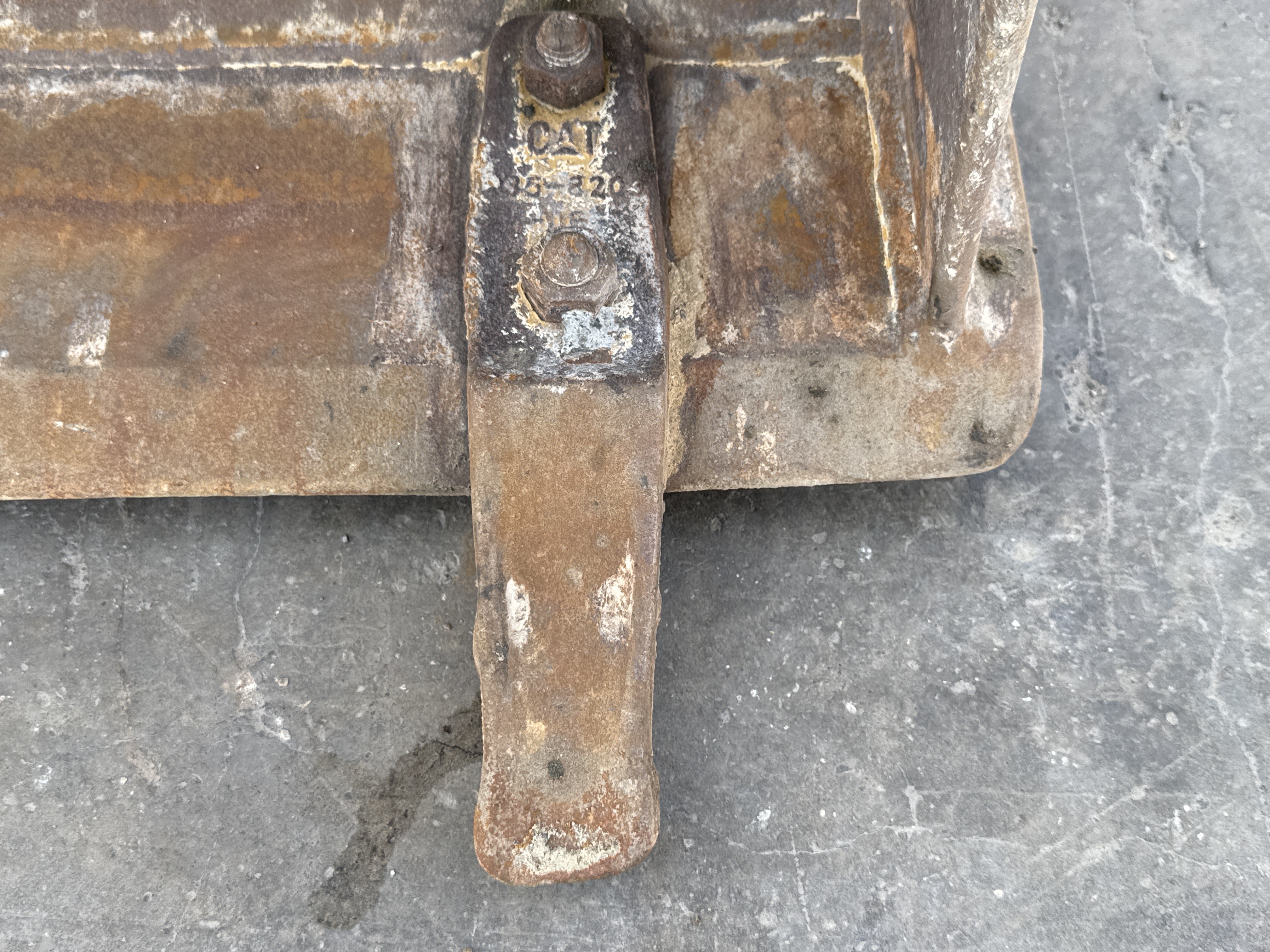 BHL-002- Cat-428-backhoe-loader-inspection-attachments-loader-bucket-cutting-edge-teeth-3