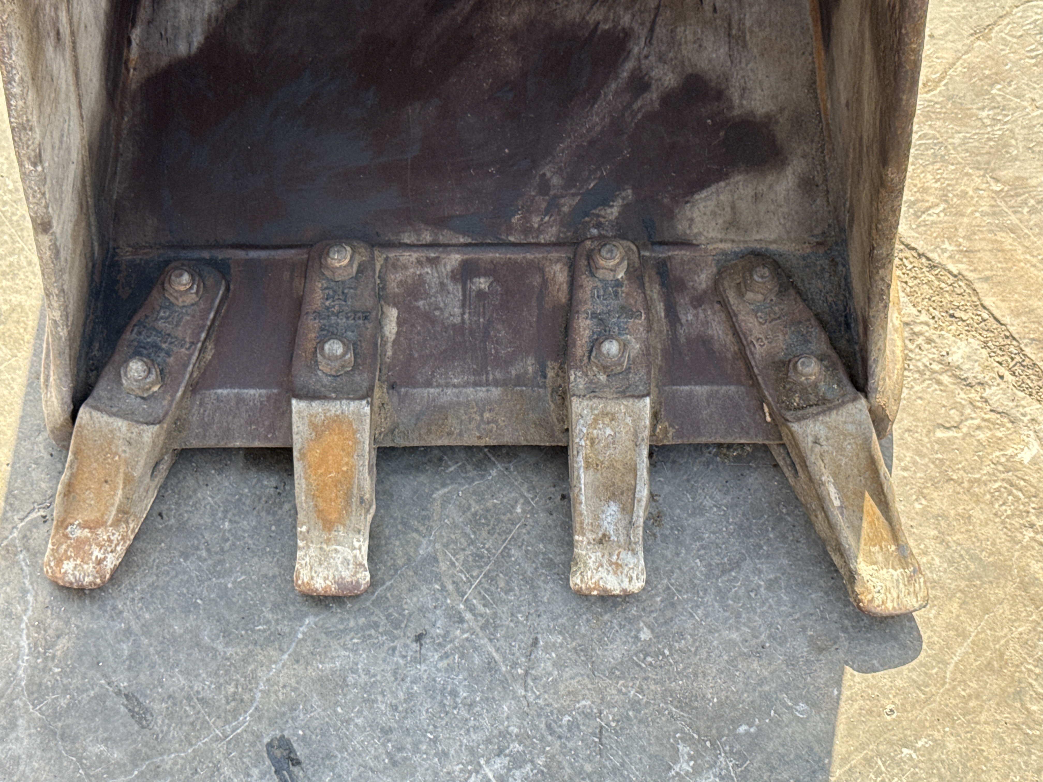 BHL-002- Cat-428-backhoe-loader-inspection-attachments-backhoe-bucket-cutting-edge-teeth-1