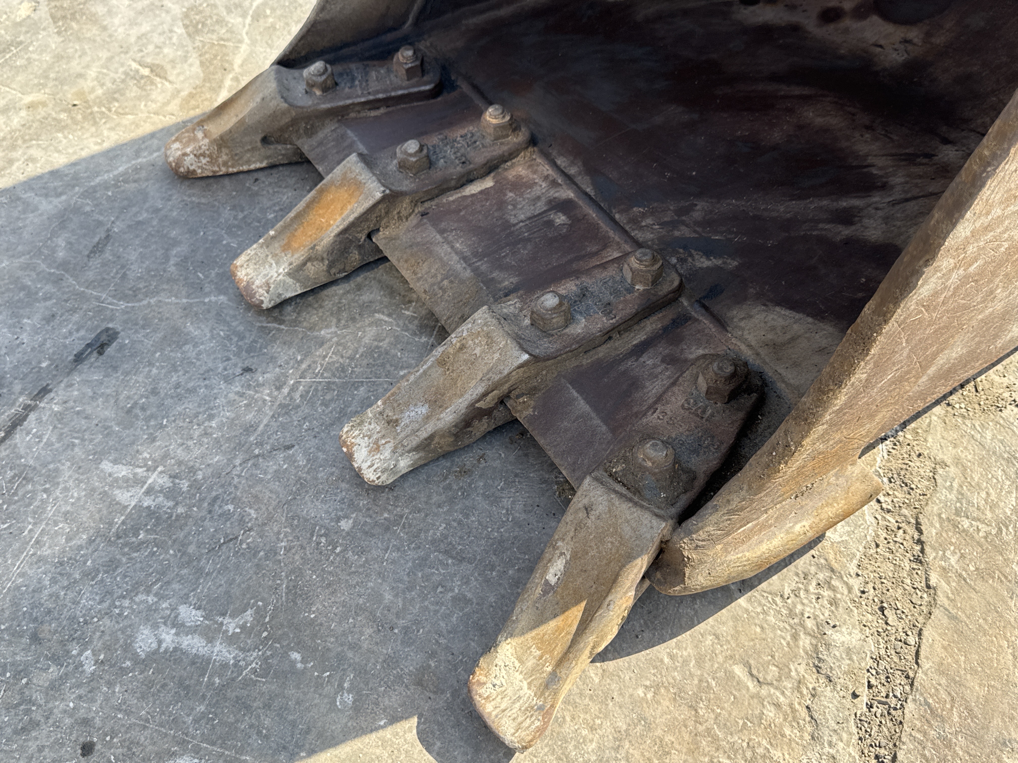 BHL-002- Cat-428-backhoe-loader-inspection-attachments-backhoe-bucket-cutting-edge-teeth-2