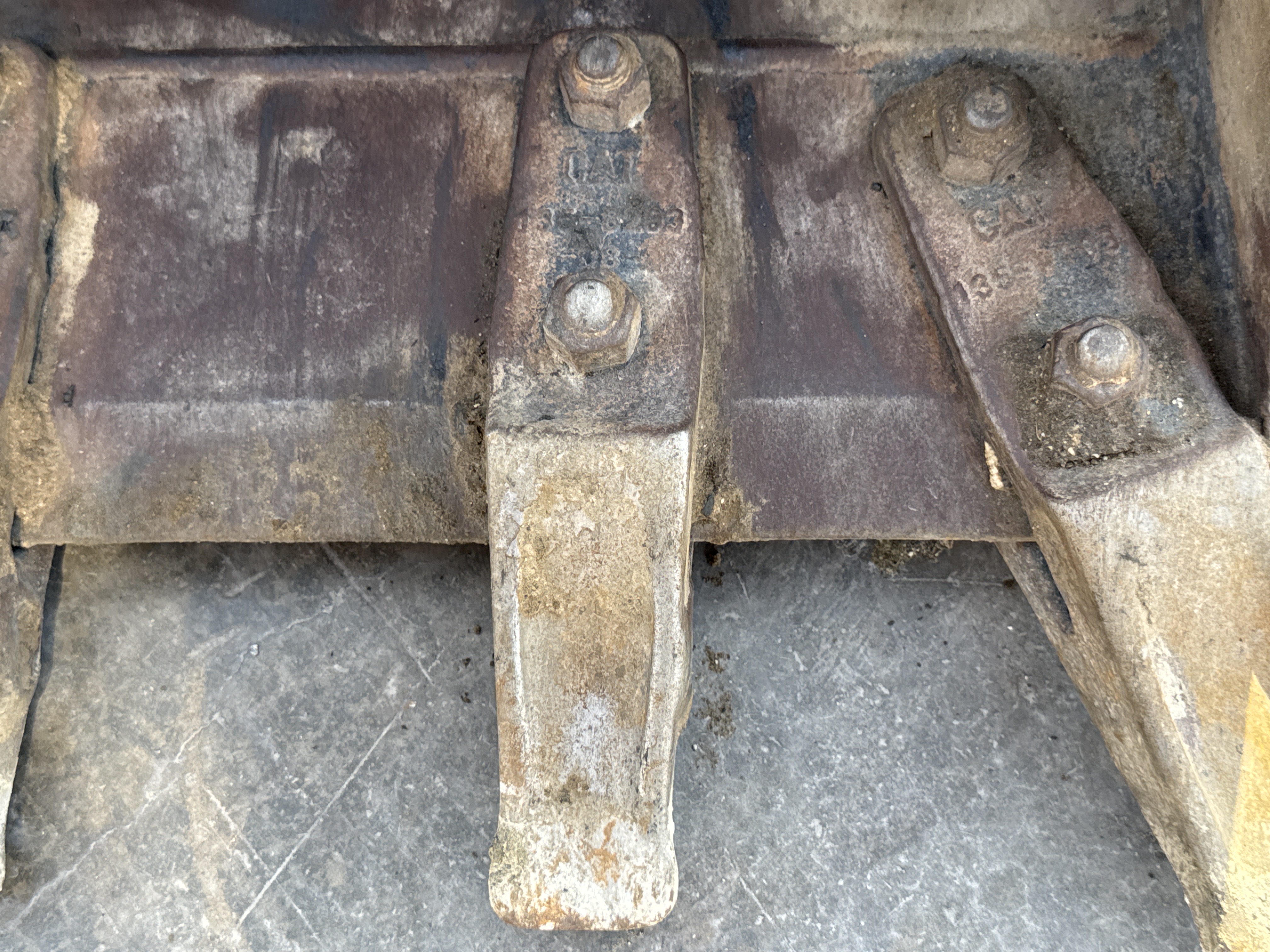 BHL-002- Cat-428-backhoe-loader-inspection-attachments-backhoe-bucket-cutting-edge-teeth-3
