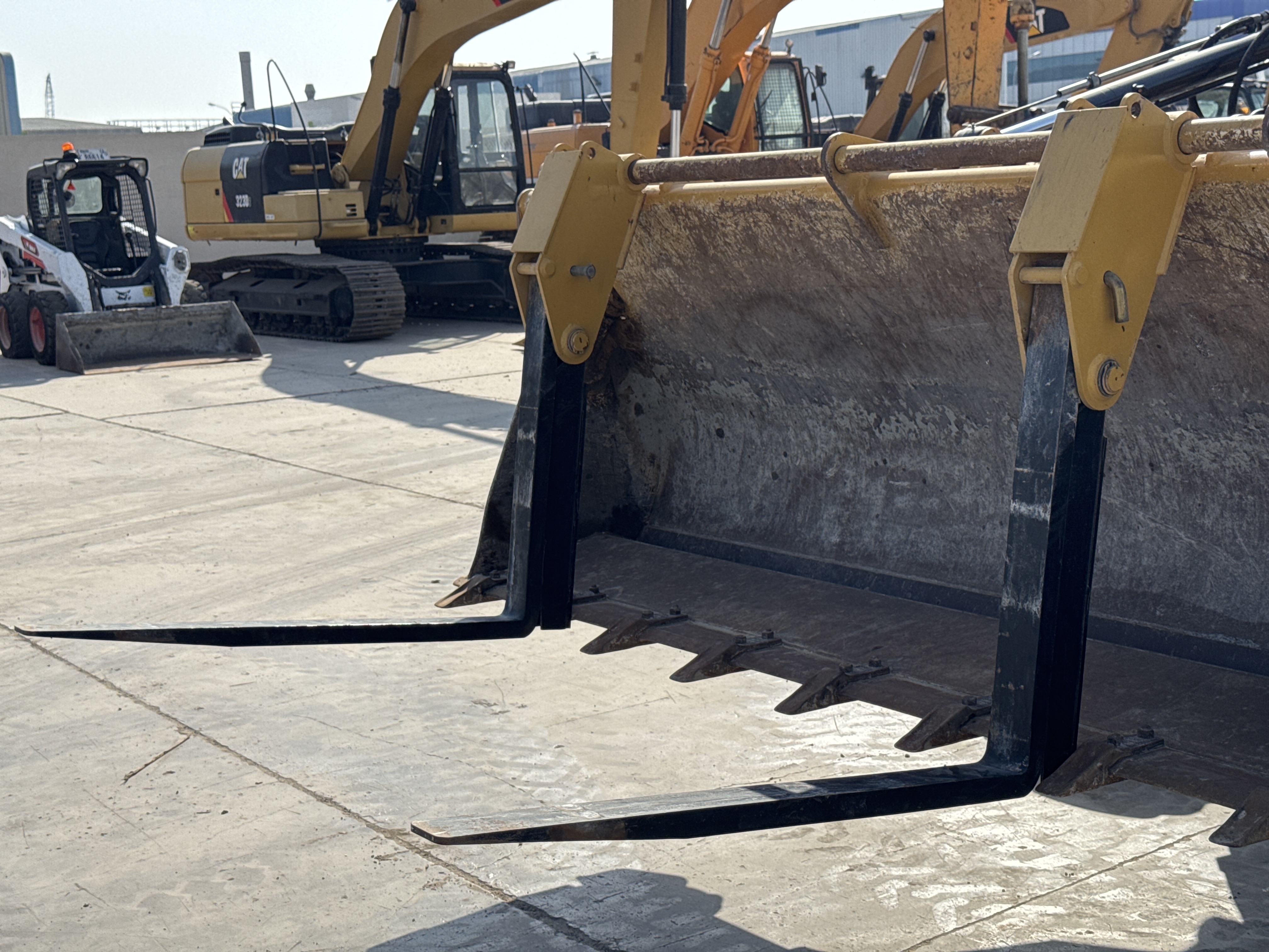BHL-002- Cat-428-backhoe-loader-inspection-attachments-forks-2
