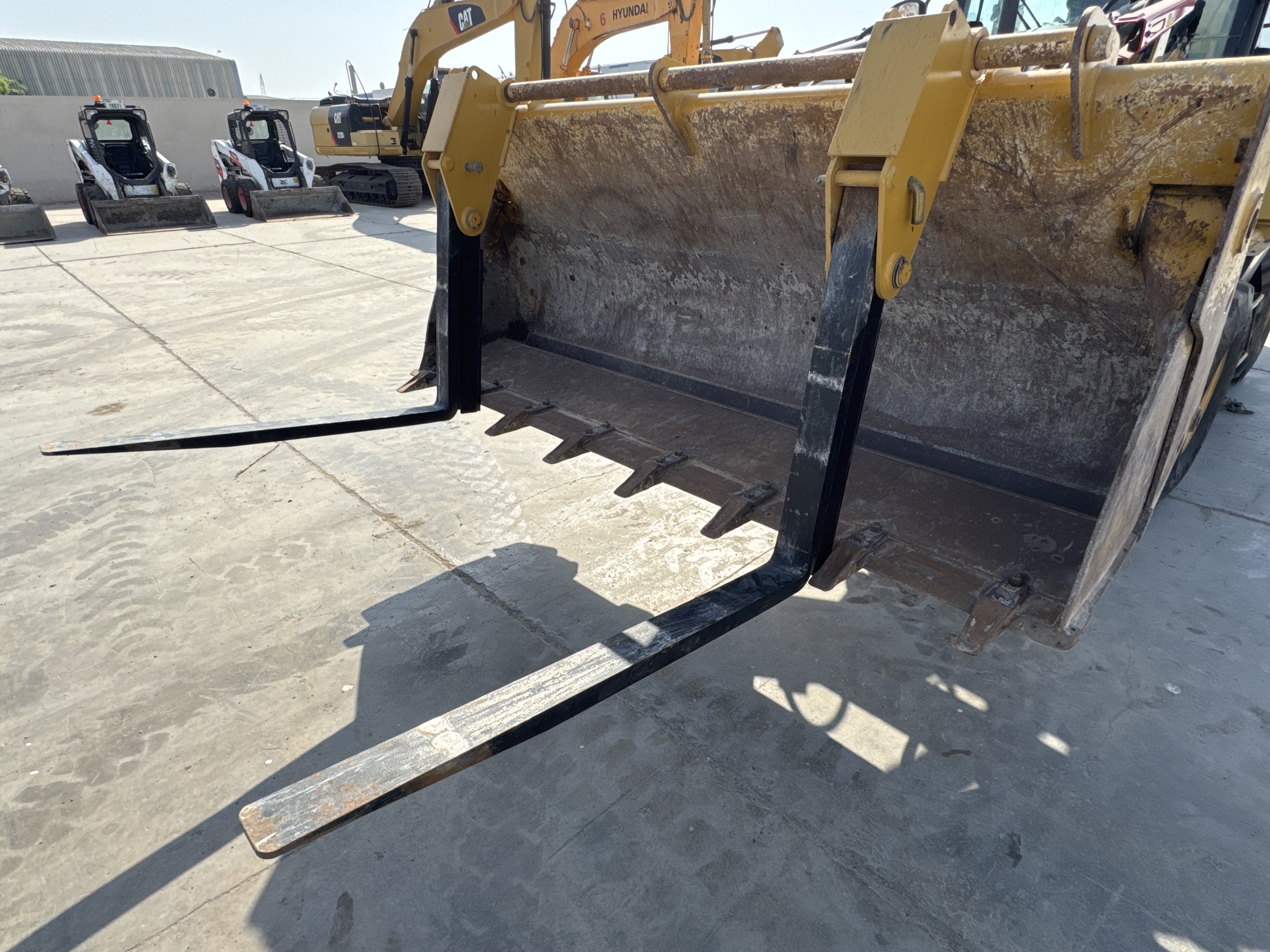 BHL-002- Cat-428-backhoe-loader-inspection-attachments-forks-3