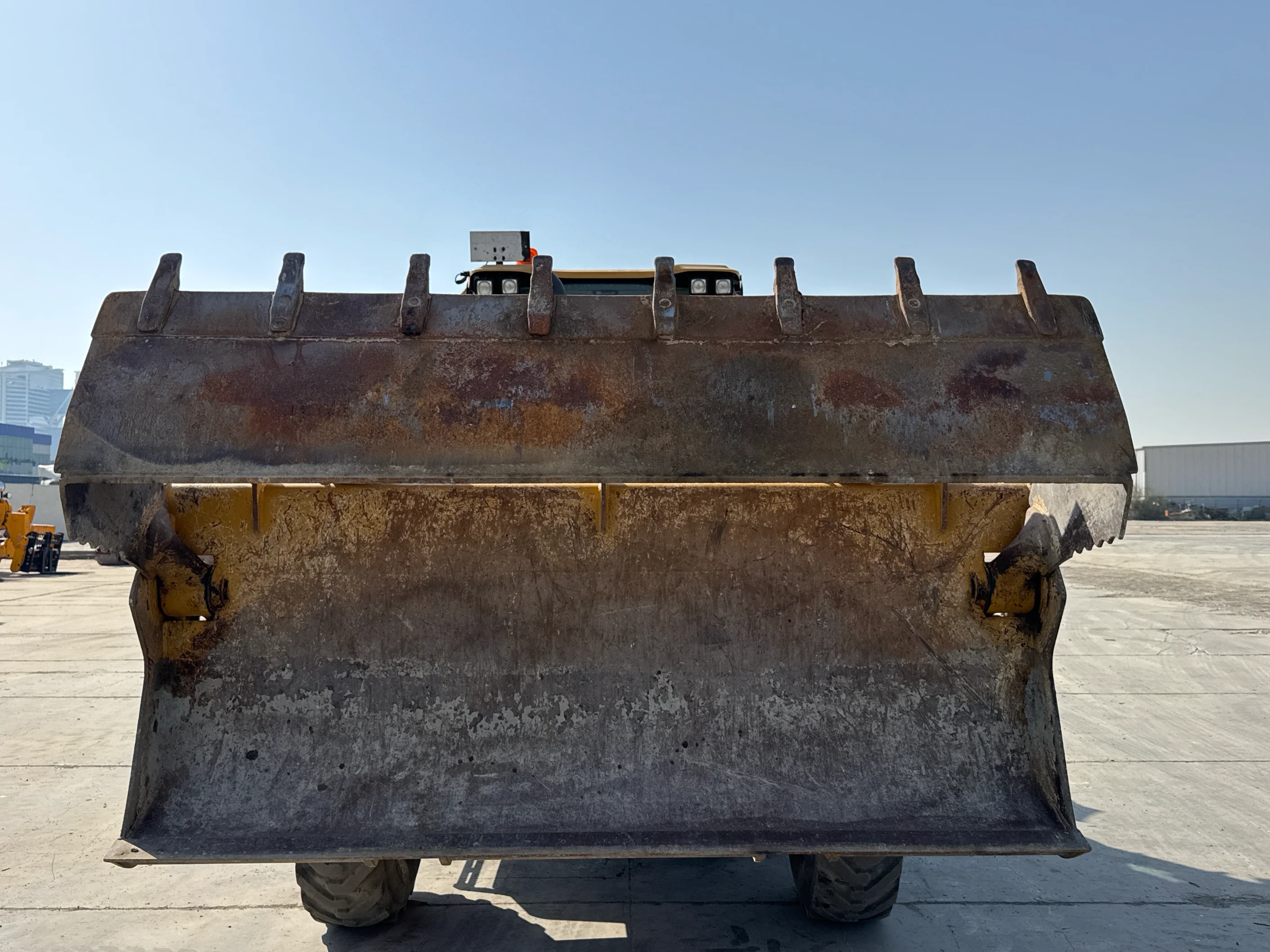 BHL-002- Cat-428-backhoe-loader-inspection-attachments-loader-bucket-condition-5