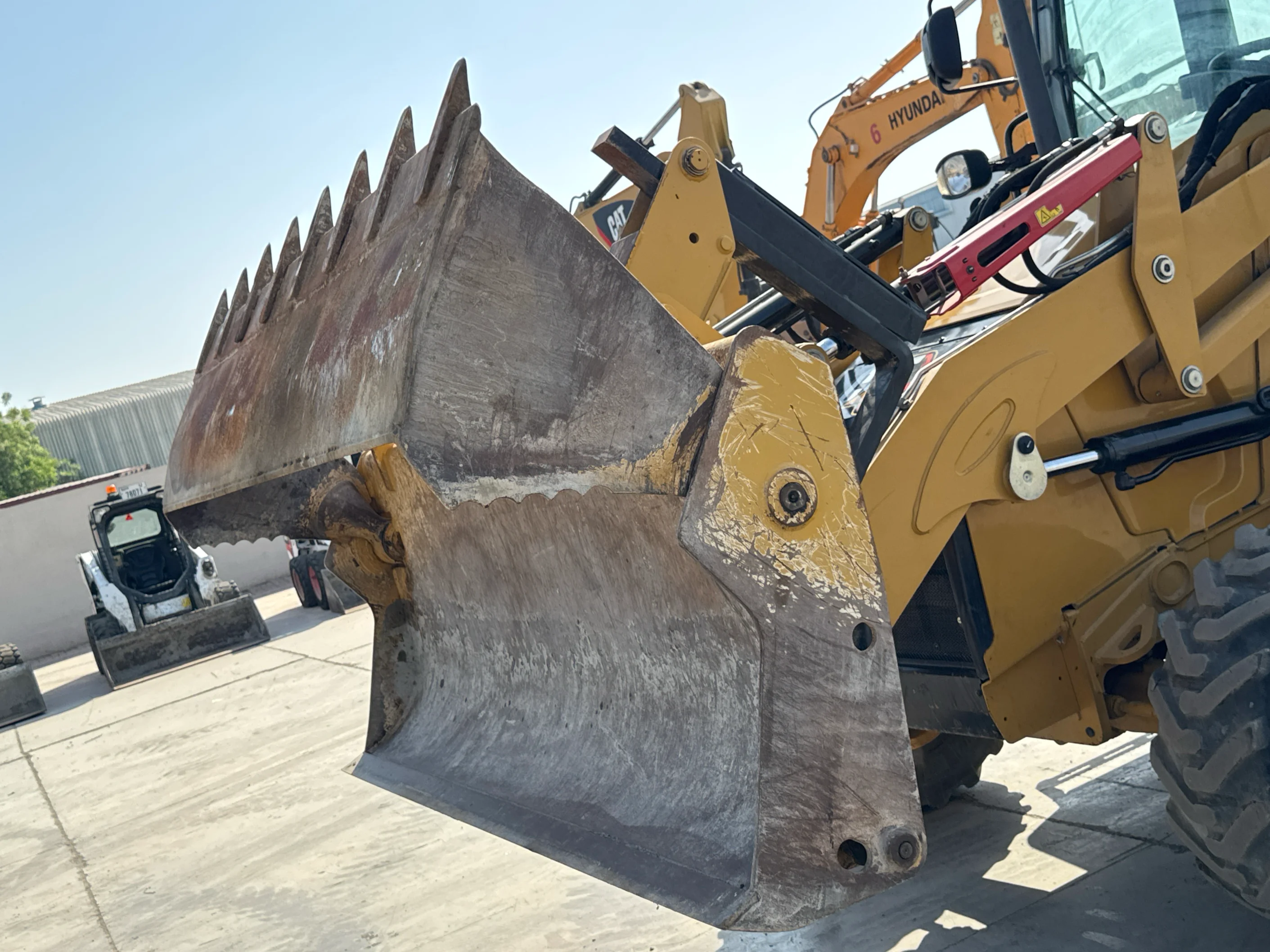 BHL-002- Cat-428-backhoe-loader-inspection-attachments-loader-bucket-condition-6