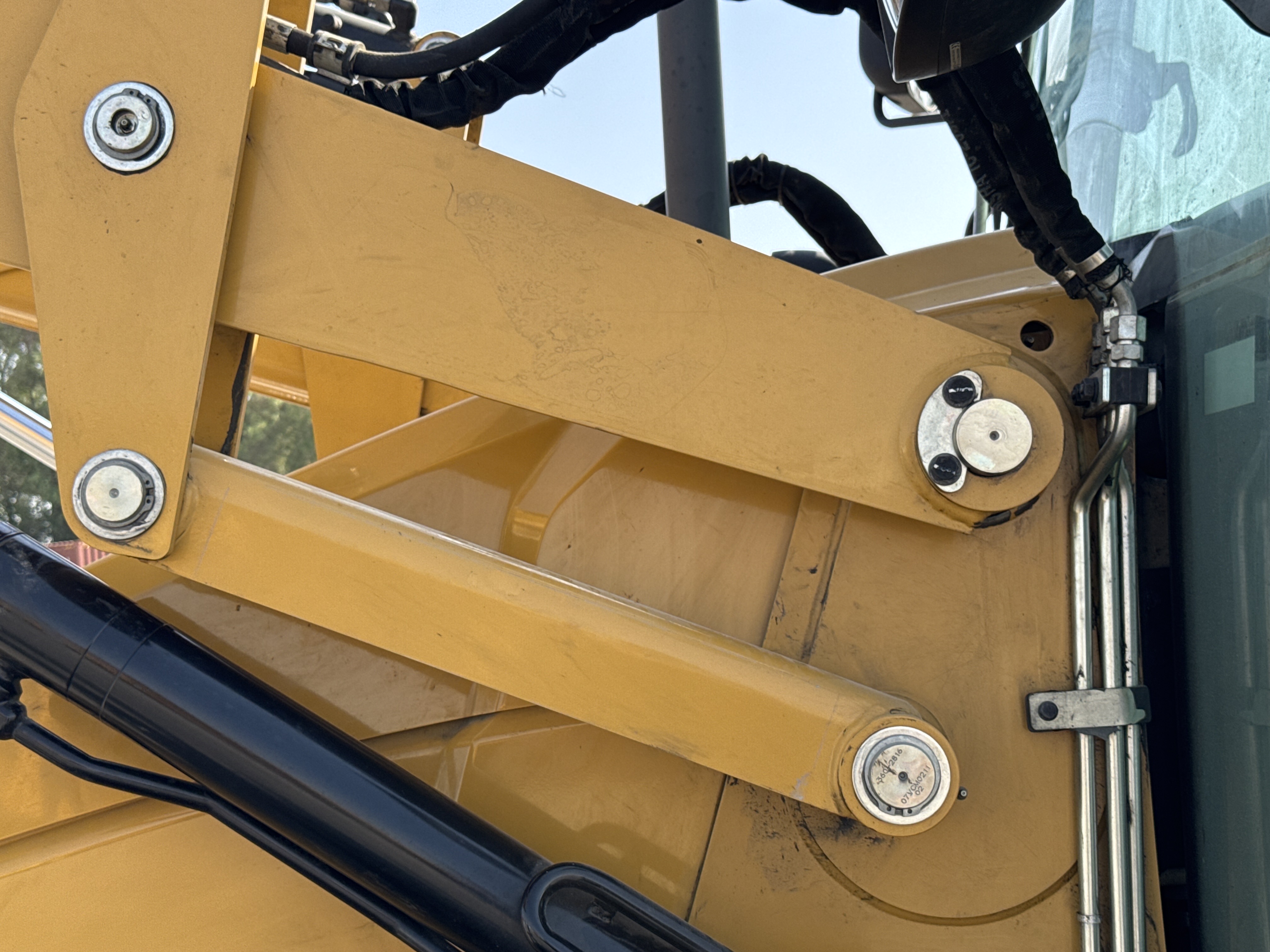 BHL-002- Cat-428-backhoe-loader-inspection-chassis-lift-arm-base-pin-and-bushings-2
