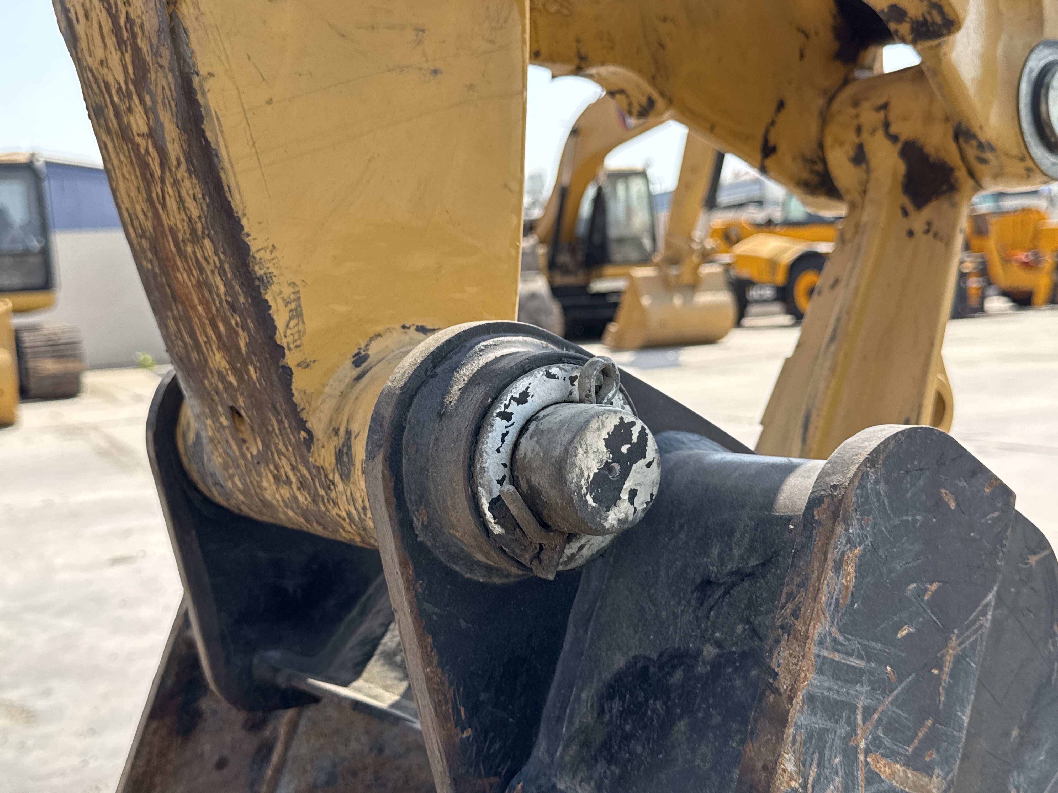 BHL-002- Cat-428-backhoe-loader-inspection-chassis-pin-and-bushings-stick-to-bucket-2