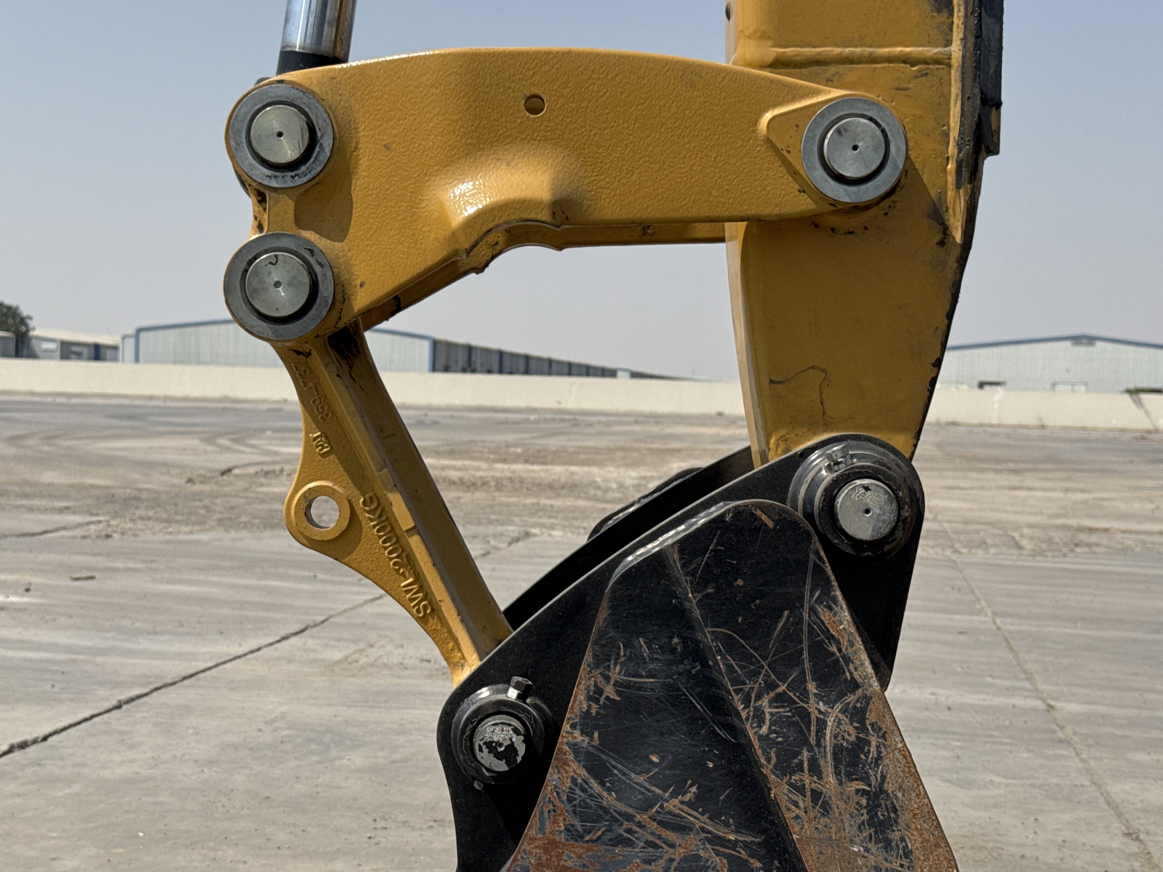 BHL-002- Cat-428-backhoe-loader-inspection-chassis-pin-and-bushings-stick-to-bucket-3