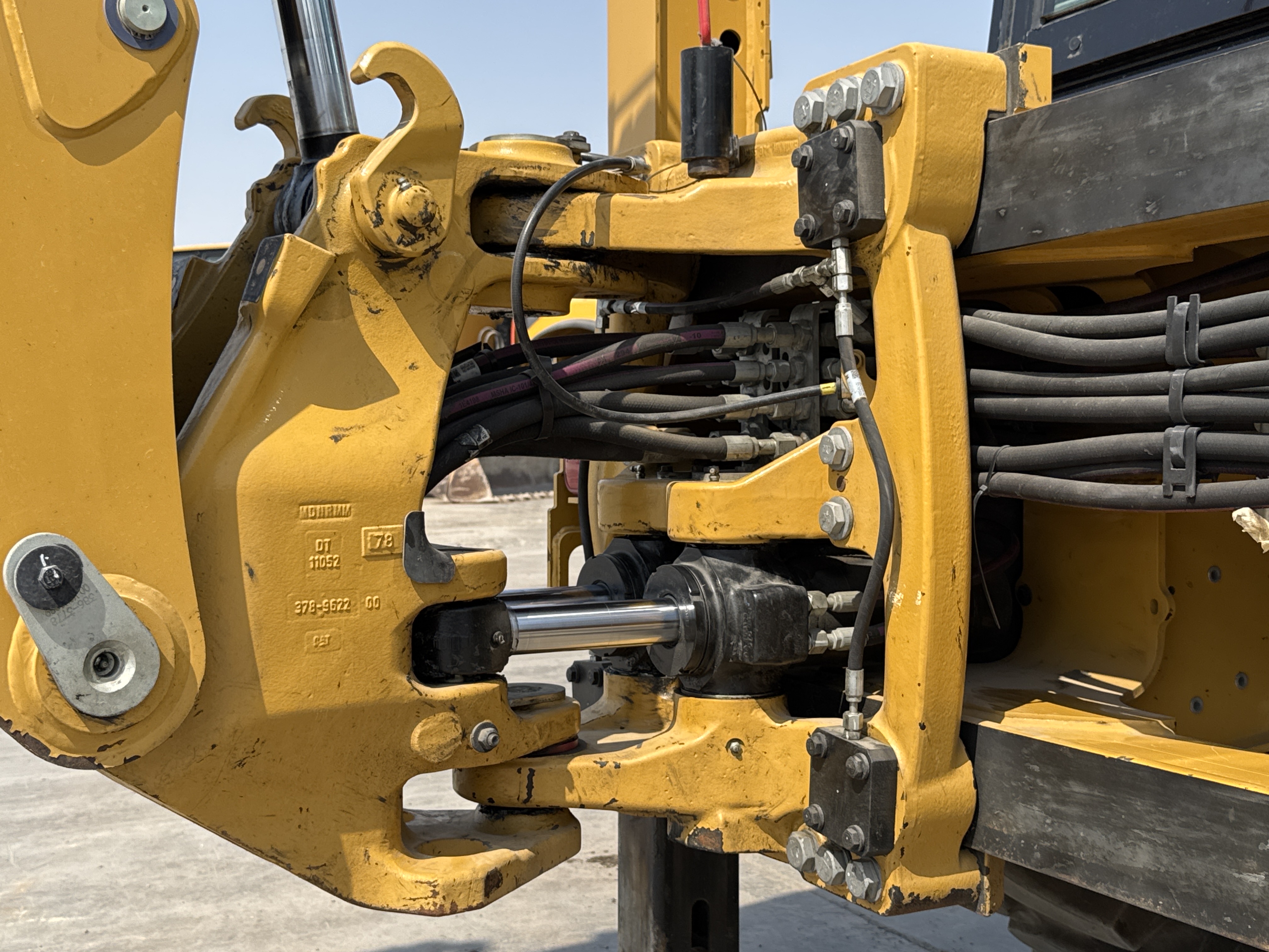 BHL-002- Cat-428-backhoe-loader-inspection-chassis-swing-frame-4