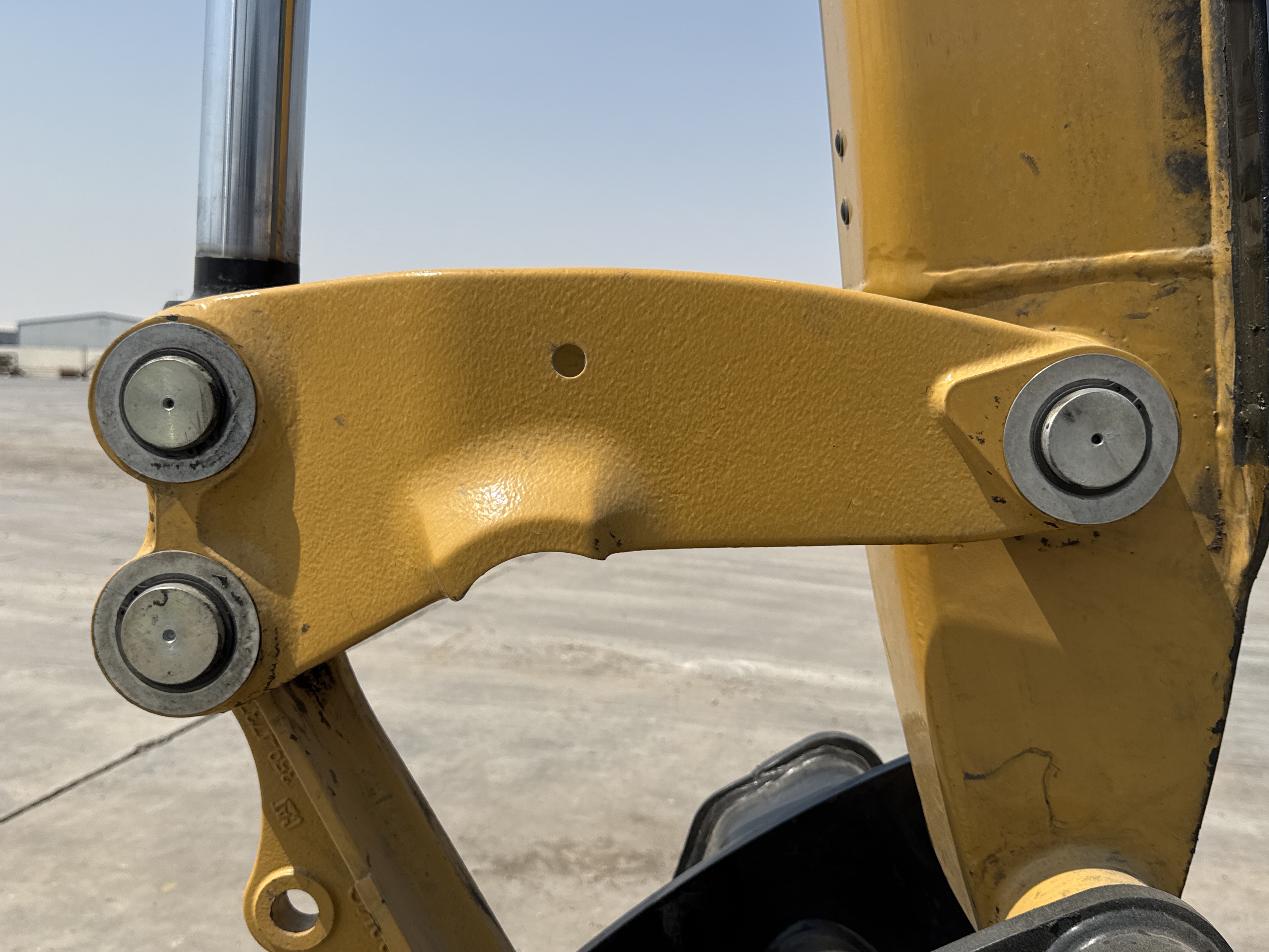 BHL-002- Cat-428-backhoe-loader-inspection-chassis-bucket-side-link-1
