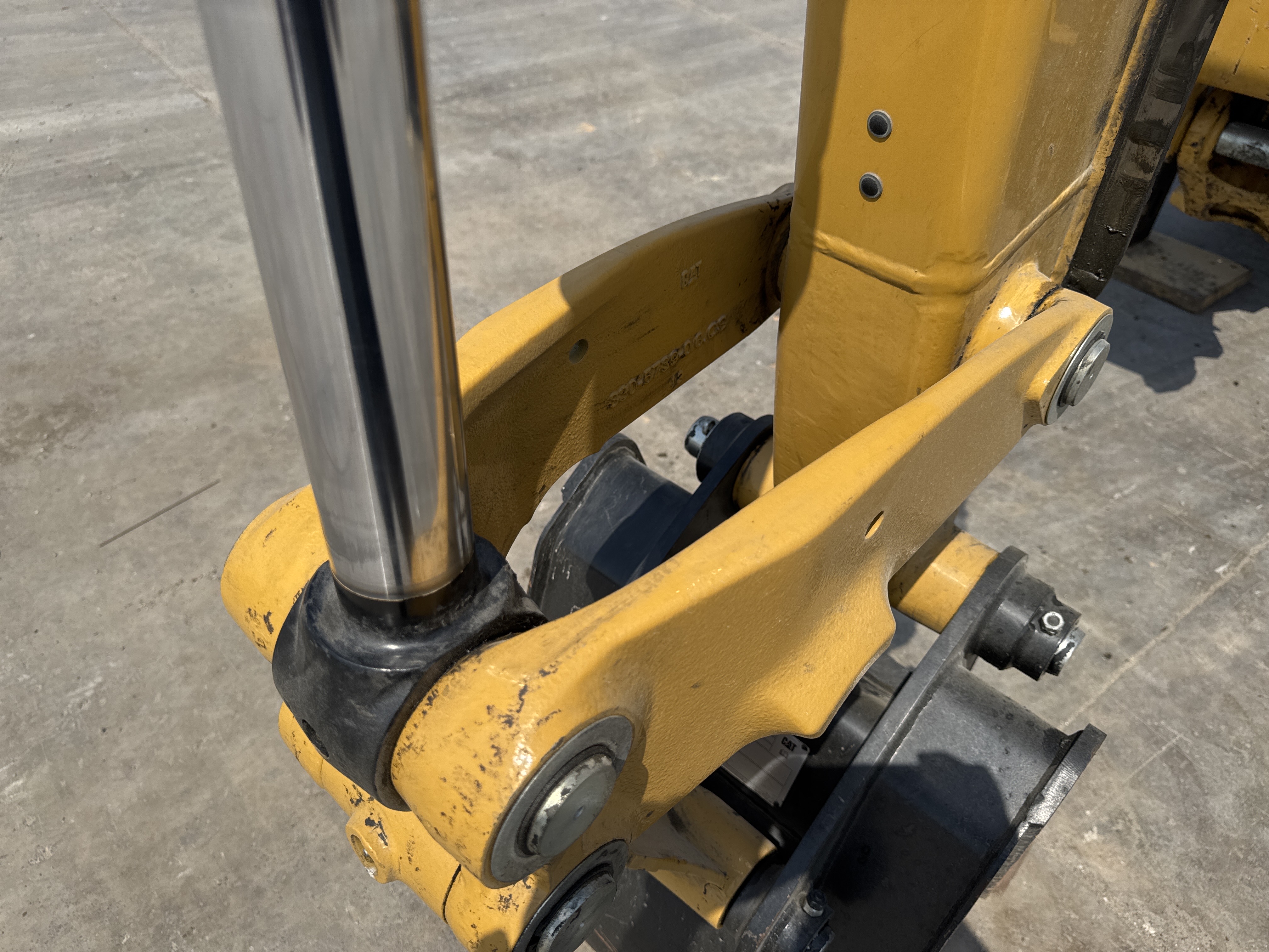 BHL-002- Cat-428-backhoe-loader-inspection-chassis-bucket-side-link-2