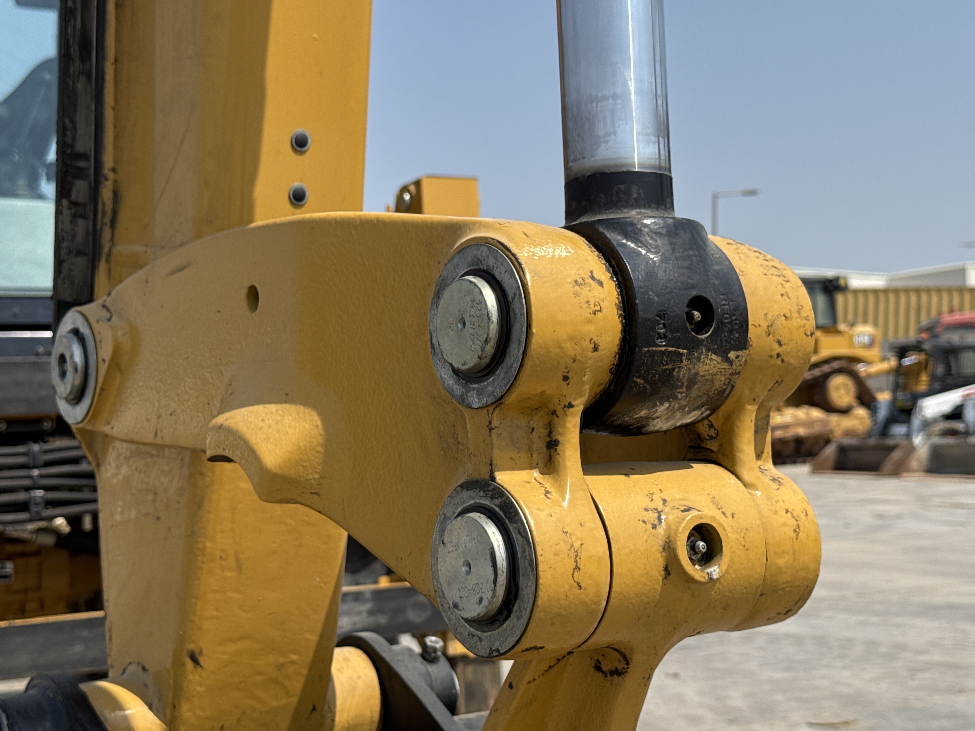 BHL-002- Cat-428-backhoe-loader-inspection-chassis-bucket-side-link-3