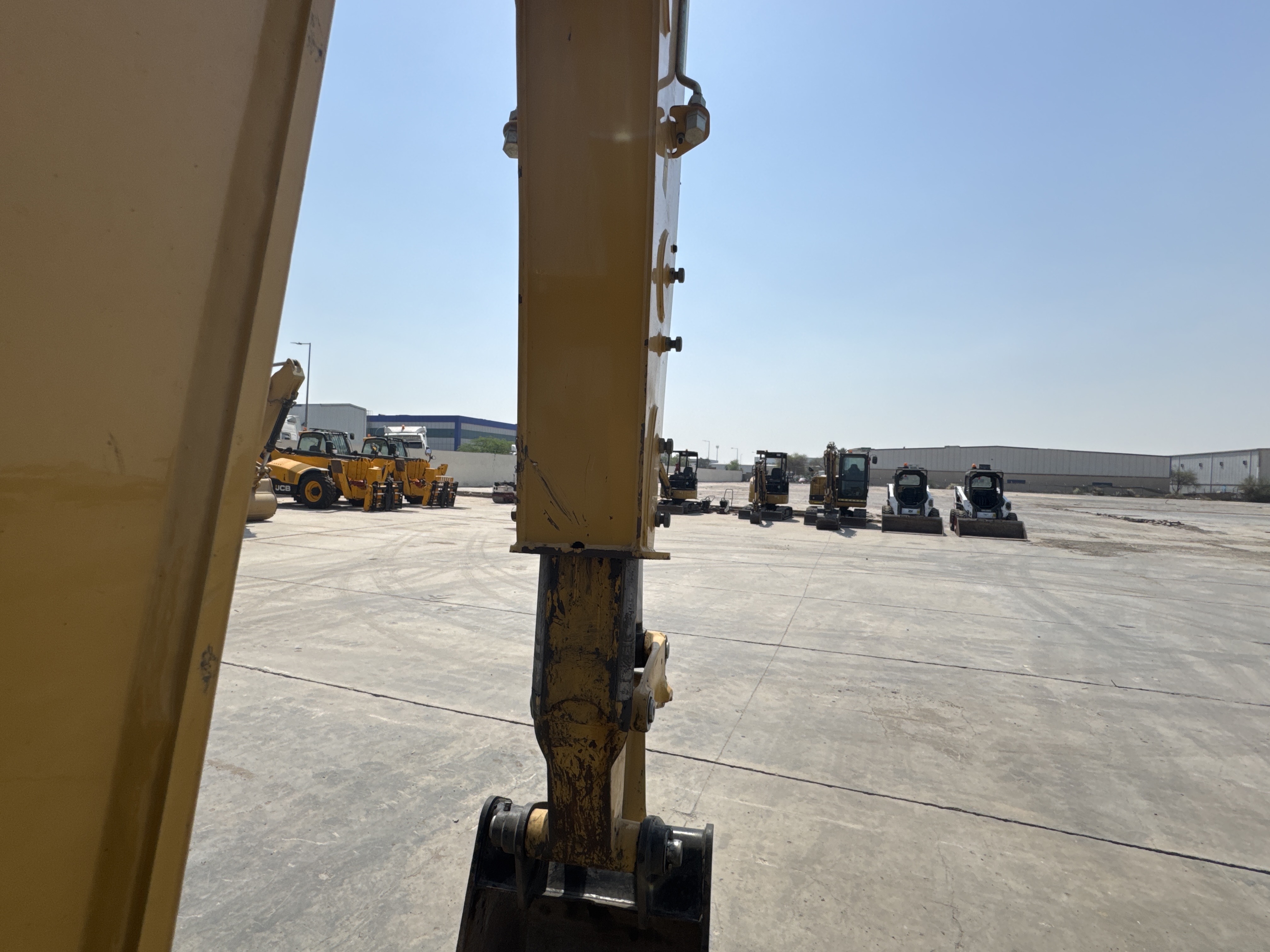 BHL-002- Cat-428-backhoe-loader-inspection-chassis-stick-2