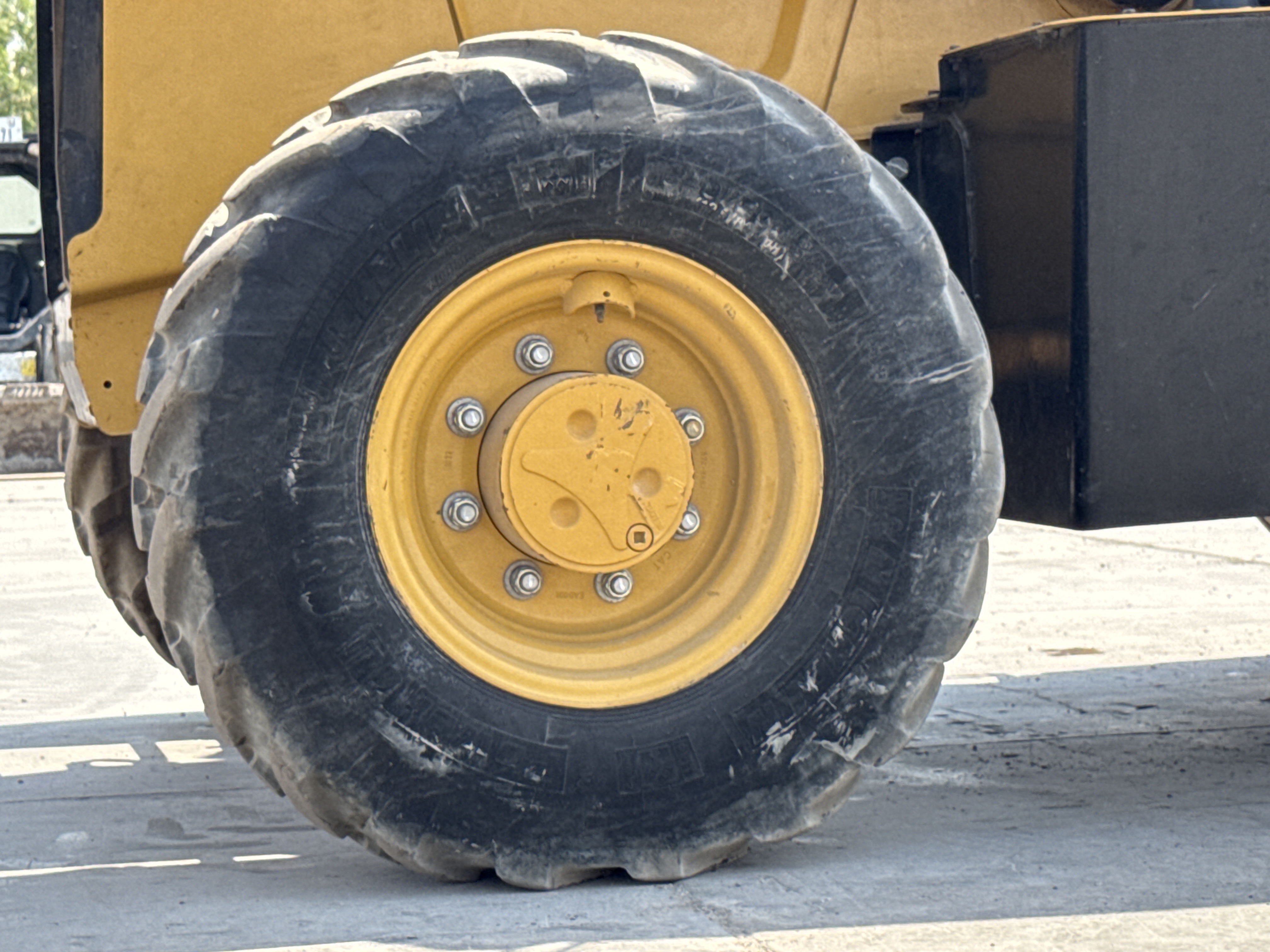 BHL-002- Cat-428-backhoe-loader-inspection-chassis-left-front-tire-wheel-hub-condition-1