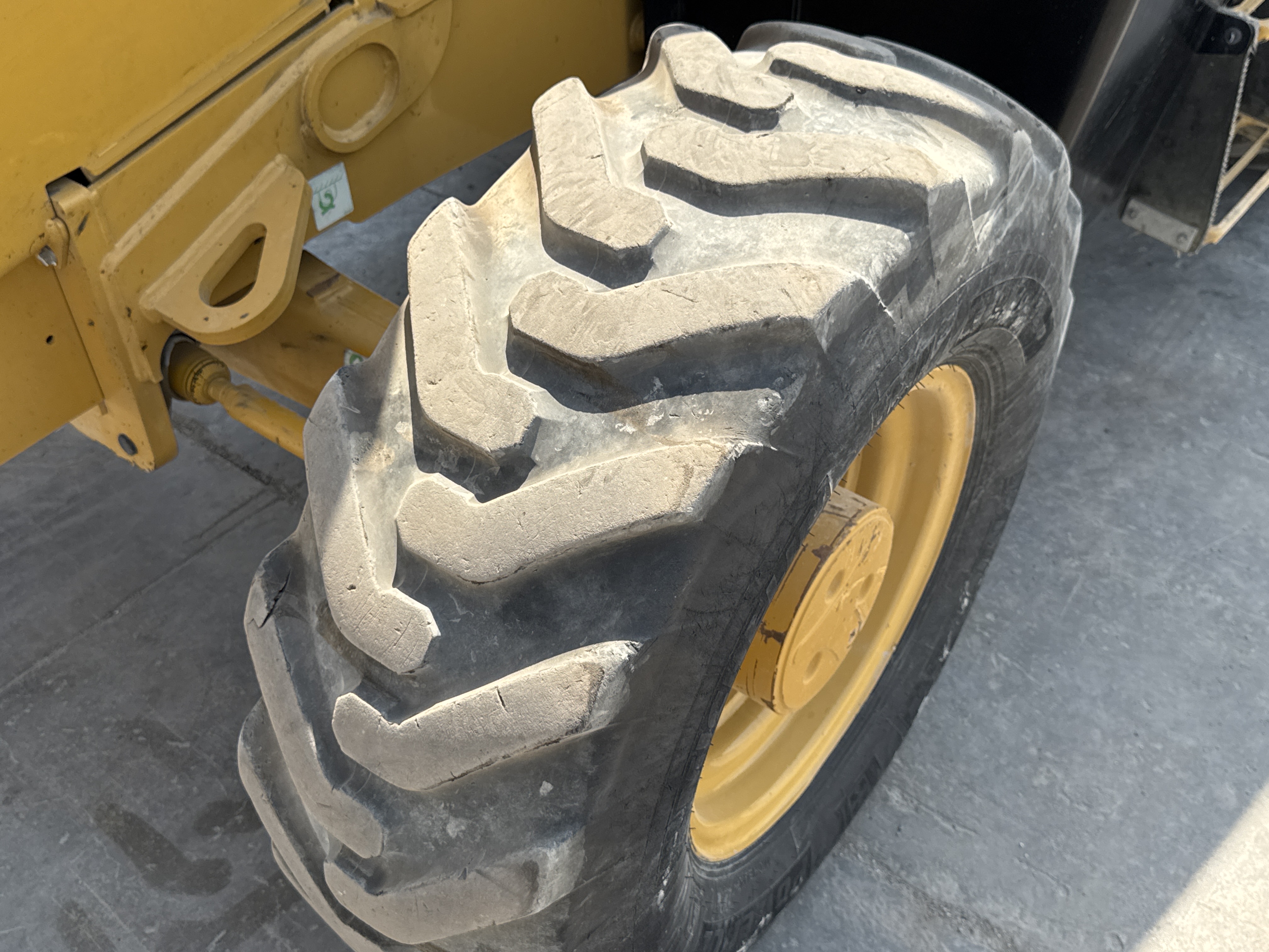 BHL-002- Cat-428-backhoe-loader-inspection-chassis-left-front-tire-wheel-hub-condition-2