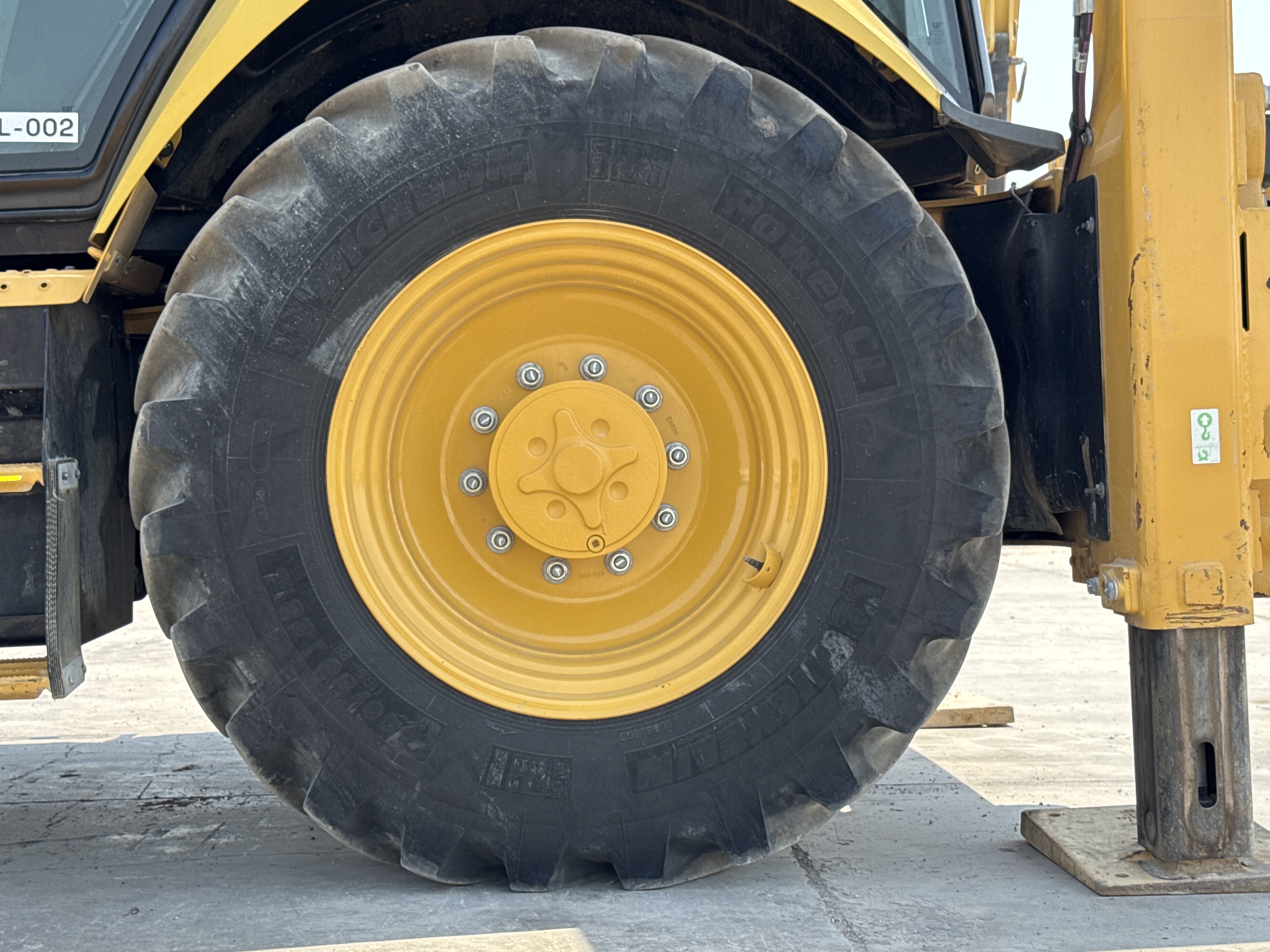 BHL-002- Cat-428-backhoe-loader-inspection-chassis-left-rear-tire-wheel-hub-condition-1
