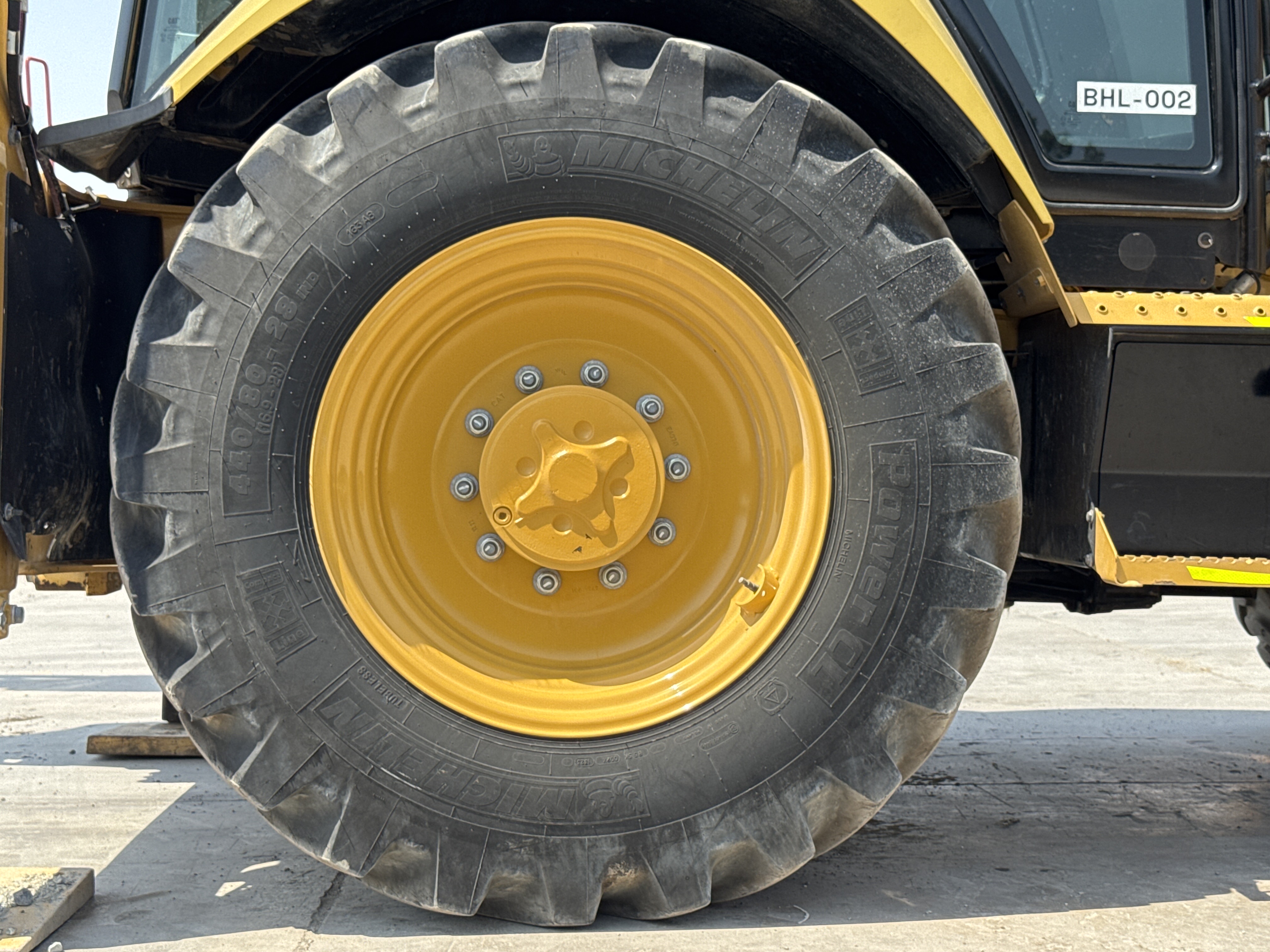 BHL-002- Cat-428-backhoe-loader-inspection-chassis-right-rear-tire-wheel-hub-condition-1