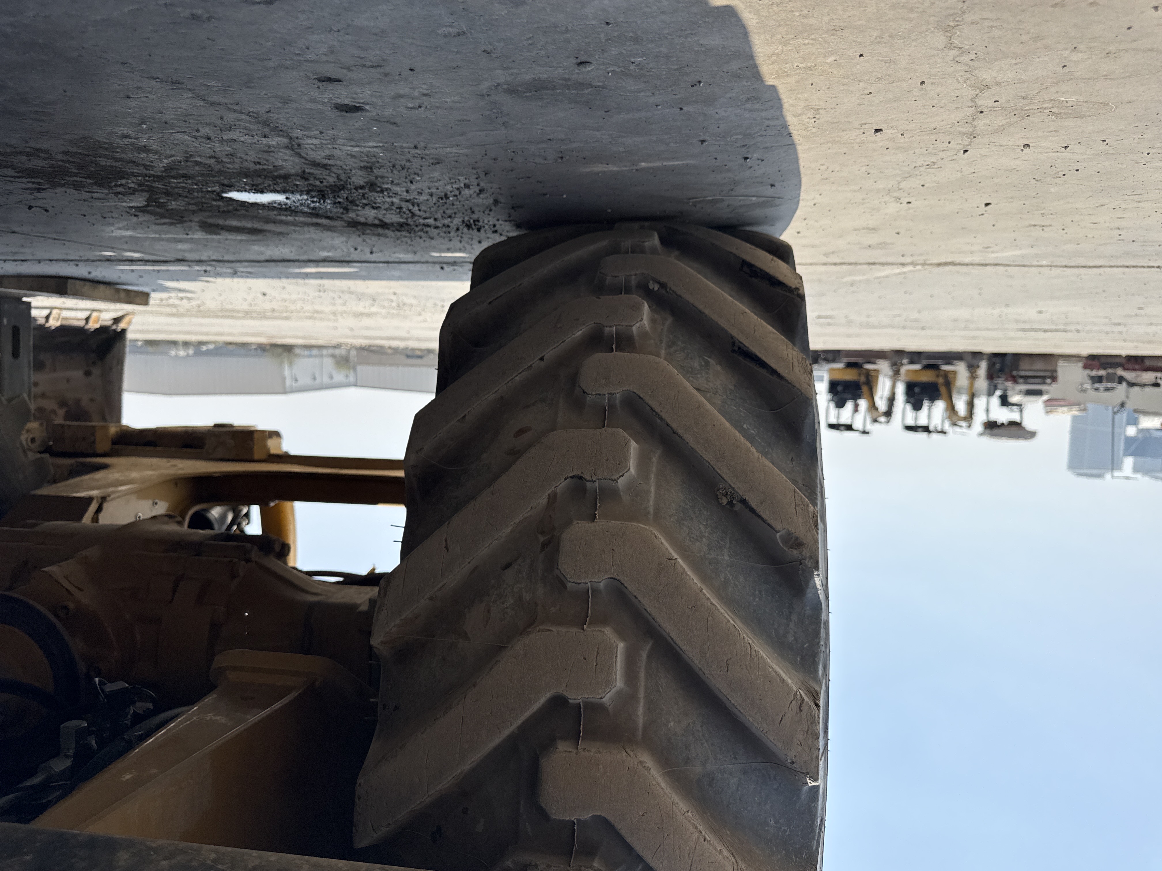 BHL-002- Cat-428-backhoe-loader-inspection-chassis-right-rear-tire-wheel-hub-condition-2