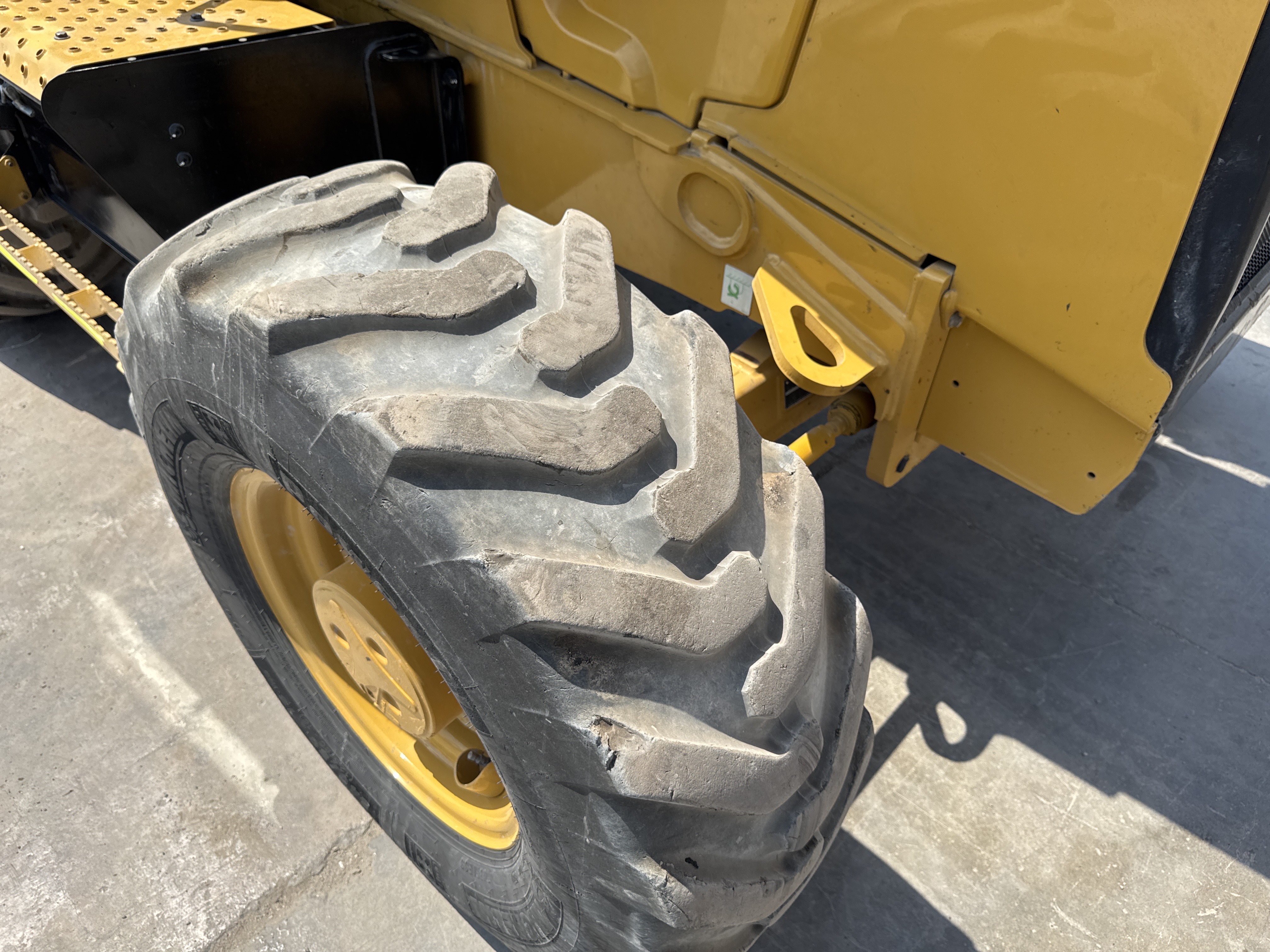 BHL-002- Cat-428-backhoe-loader-inspection-chassis-right-front-tire-wheel-hub-condition-2