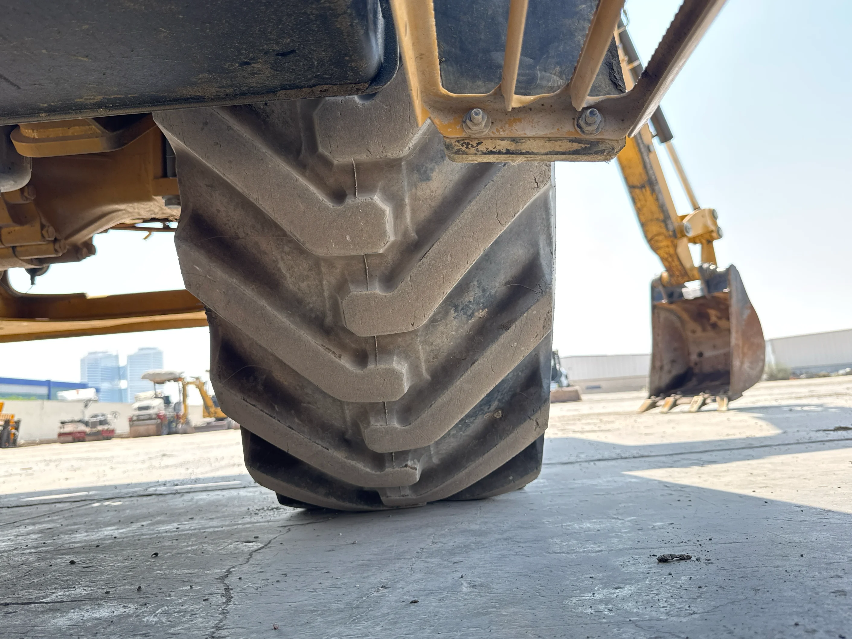BHL-002- Cat-428-backhoe-loader-inspection-chassis-left-rear-tire-wheel-hub-condition-2