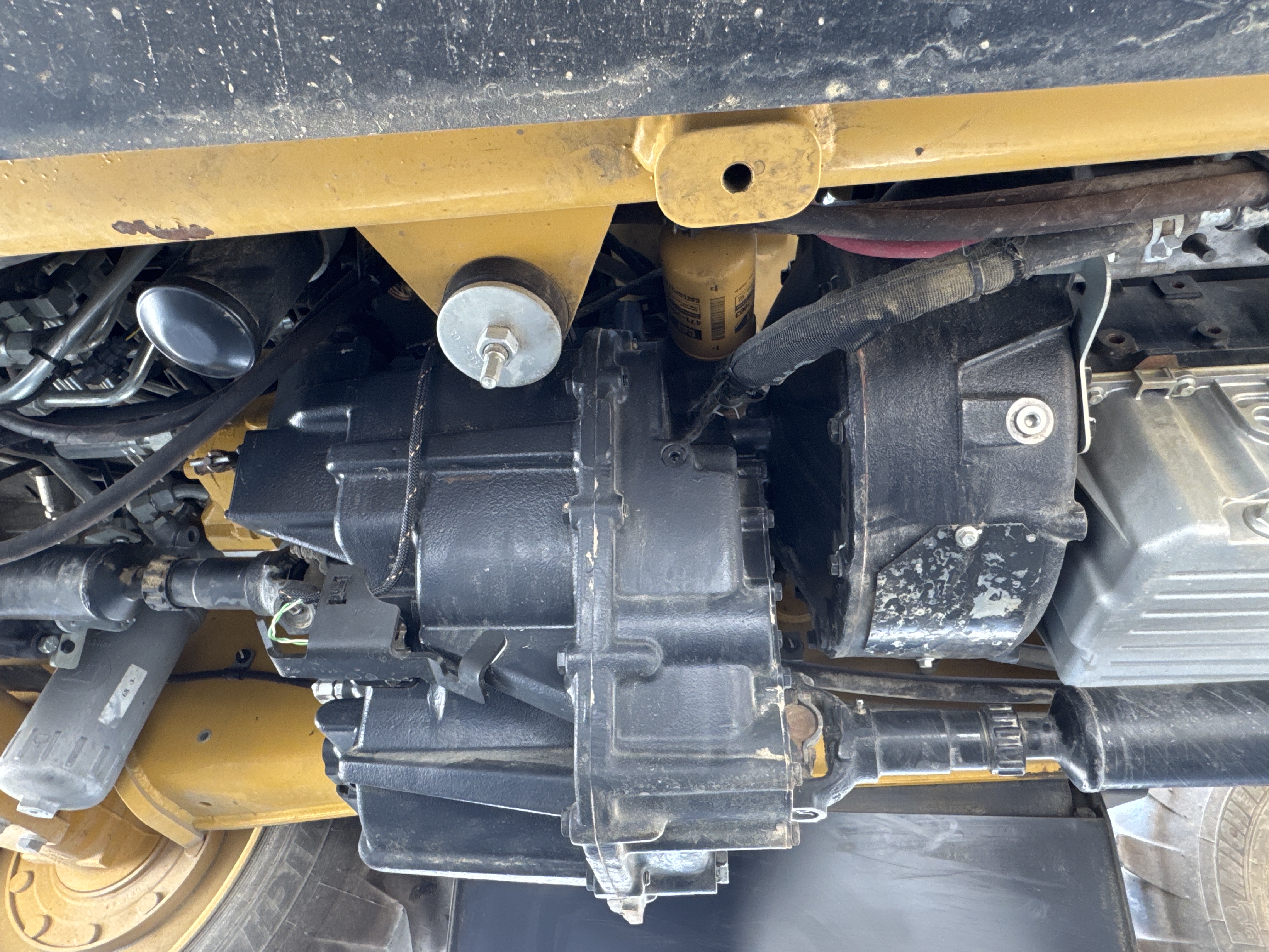 BHL-002- Cat-428-backhoe-loader-inspection-drive-system-transmission-case-1